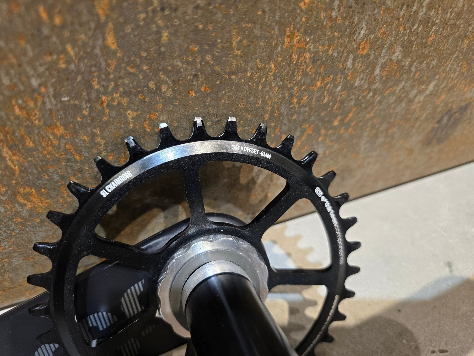 Kurbel von E*thirteen, E*THIRTEEN TRS RACE KURBEL CARBON 34 ZÄHNE / 175MM in variant_title vor USEDBIKES - OB.DE Hintergrund