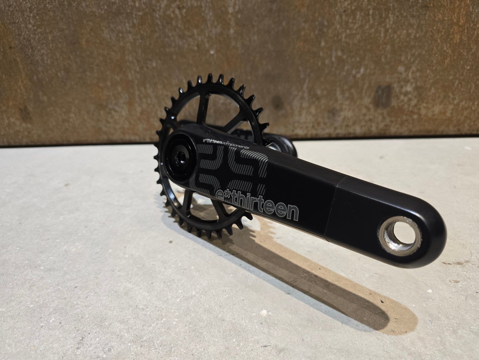 Kurbel von E*thirteen, E*THIRTEEN TRS RACE KURBEL CARBON 34 ZÄHNE / 175MM in variant_title vor USEDBIKES - OB.DE Hintergrund