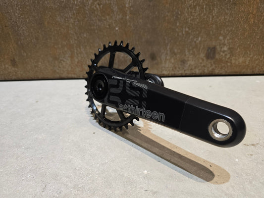 Kurbel von E*thirteen, E*THIRTEEN TRS RACE KURBEL CARBON 34 ZÄHNE / 175MM in variant_title vor USEDBIKES - OB.DE Hintergrund