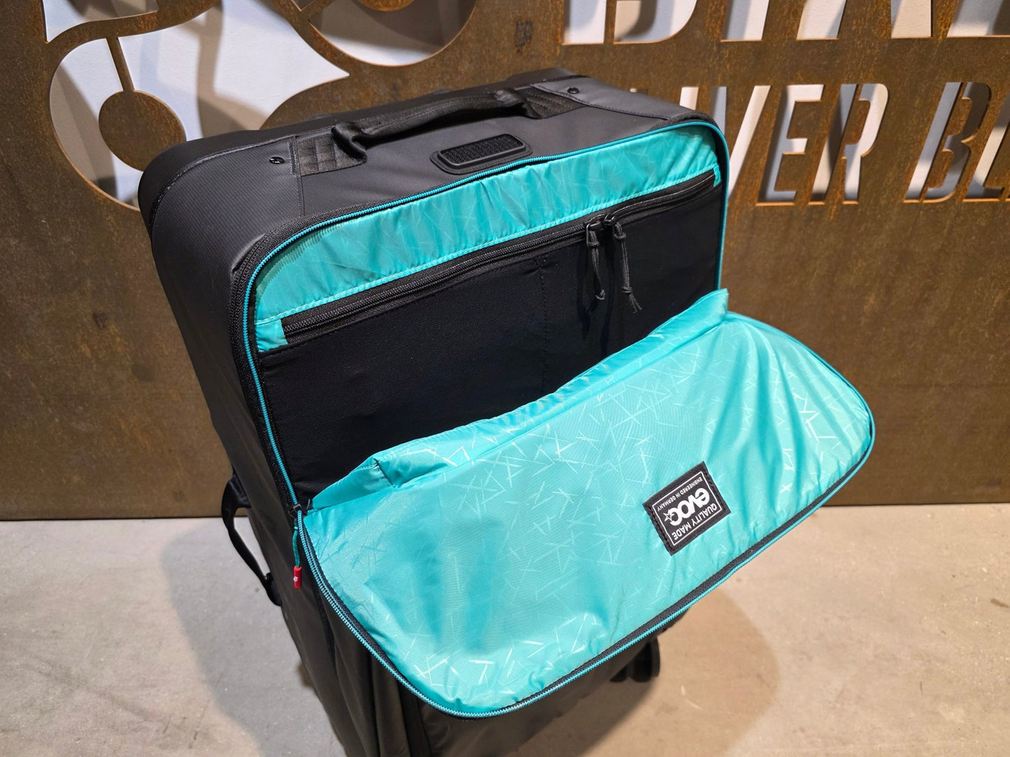 Taschen & Rucksäcke von Evoc, EVOC 4 - WHEEL TROLLEY 100 BORA HANSGROHE / BAND OF BROTHER in variant_title vor USEDBIKES - OB.DE Hintergrund