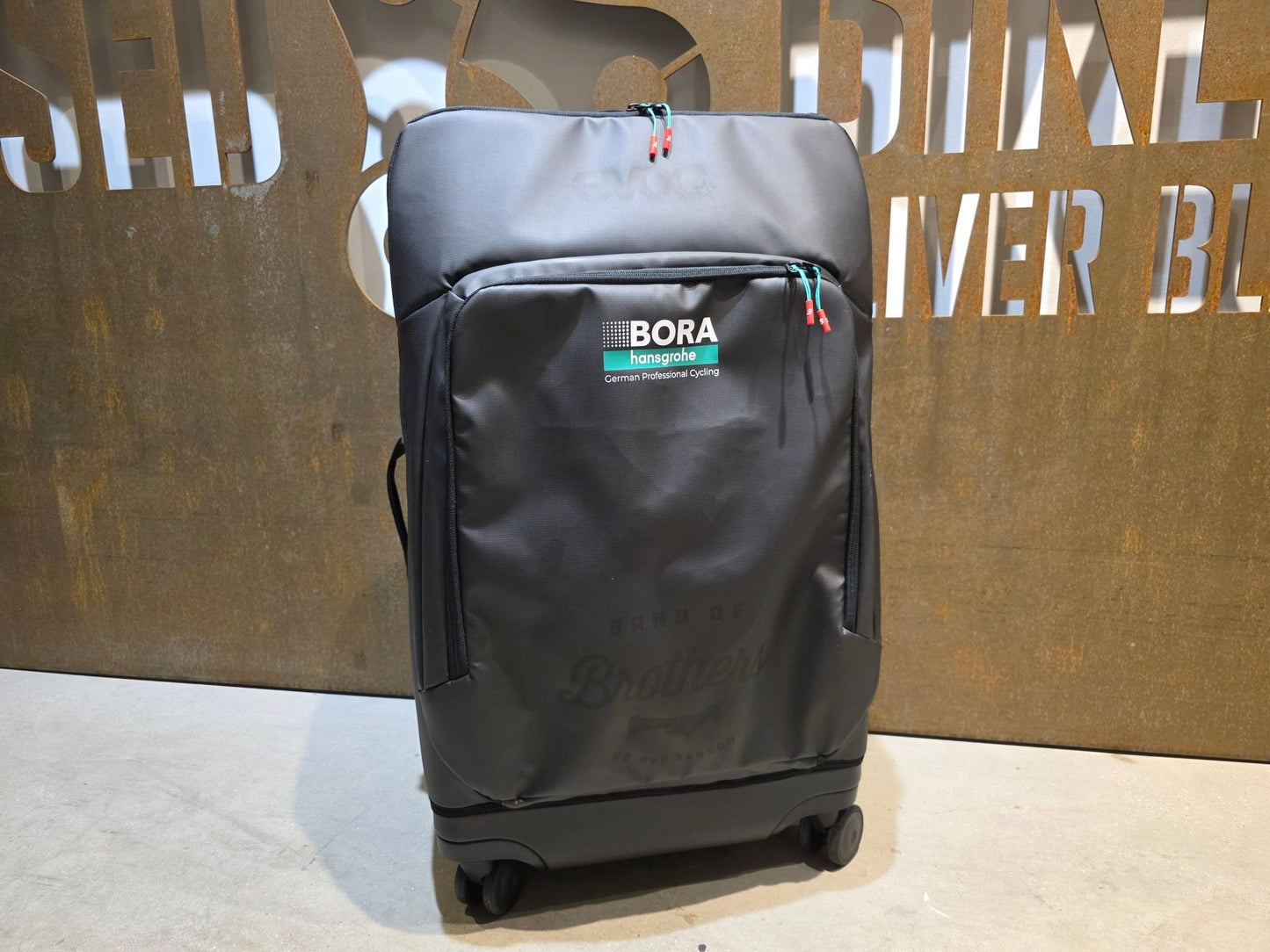 Taschen & Rucksäcke von Evoc, EVOC 4 - WHEEL TROLLEY 100 BORA HANSGROHE / BAND OF BROTHER in variant_title vor USEDBIKES - OB.DE Hintergrund
