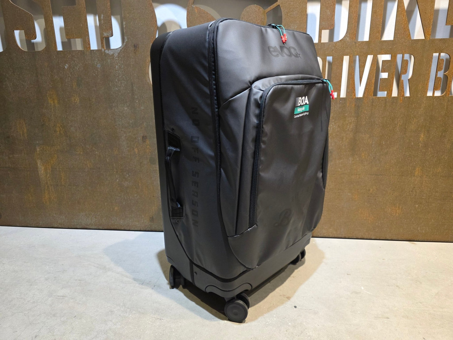 Taschen & Rucksäcke von Evoc, EVOC 4 - WHEEL TROLLEY 100 BORA HANSGROHE / BAND OF BROTHER in variant_title vor USEDBIKES - OB.DE Hintergrund