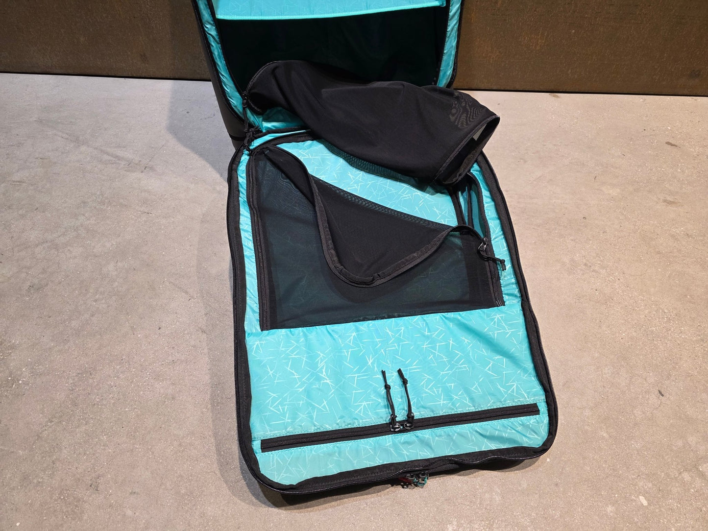 Taschen & Rucksäcke von Evoc, EVOC 4 - WHEEL TROLLEY 100 BORA HANSGROHE / BAND OF BROTHER in variant_title vor USEDBIKES - OB.DE Hintergrund