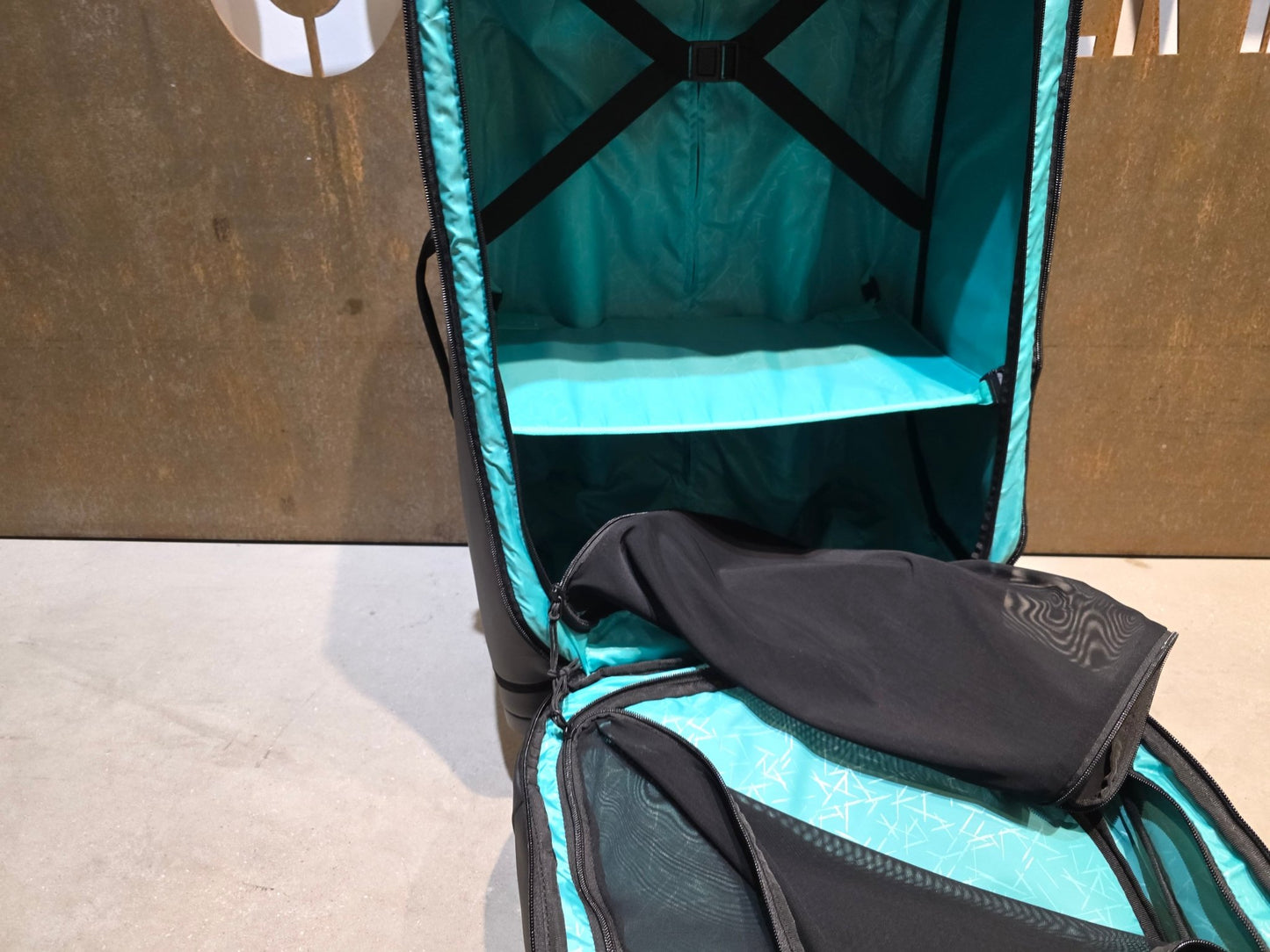 Taschen & Rucksäcke von Evoc, EVOC 4 - WHEEL TROLLEY 100 BORA HANSGROHE / BAND OF BROTHER in variant_title vor USEDBIKES - OB.DE Hintergrund