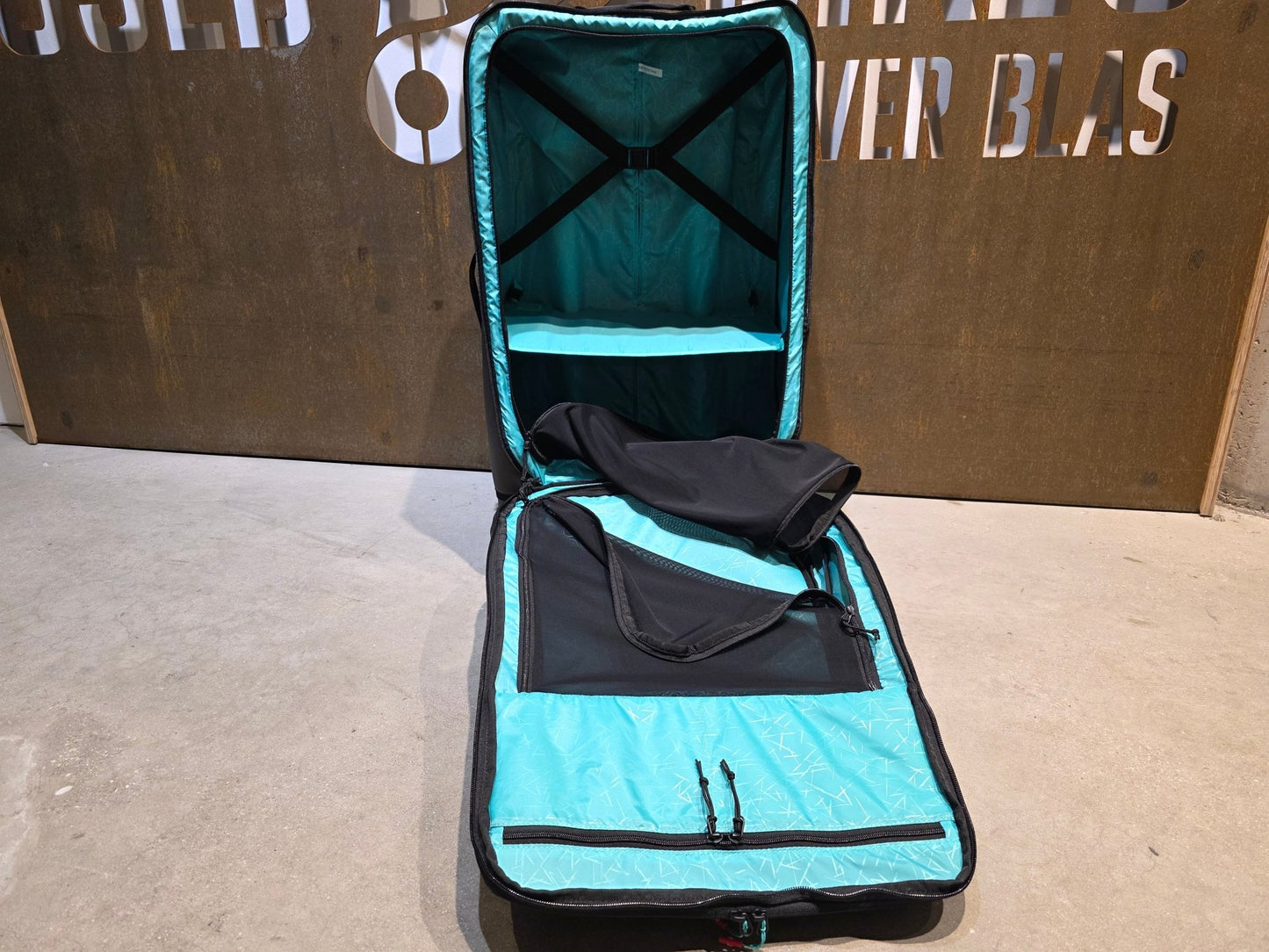 Taschen & Rucksäcke von Evoc, EVOC 4 - WHEEL TROLLEY 100 BORA HANSGROHE / BAND OF BROTHER in variant_title vor USEDBIKES - OB.DE Hintergrund