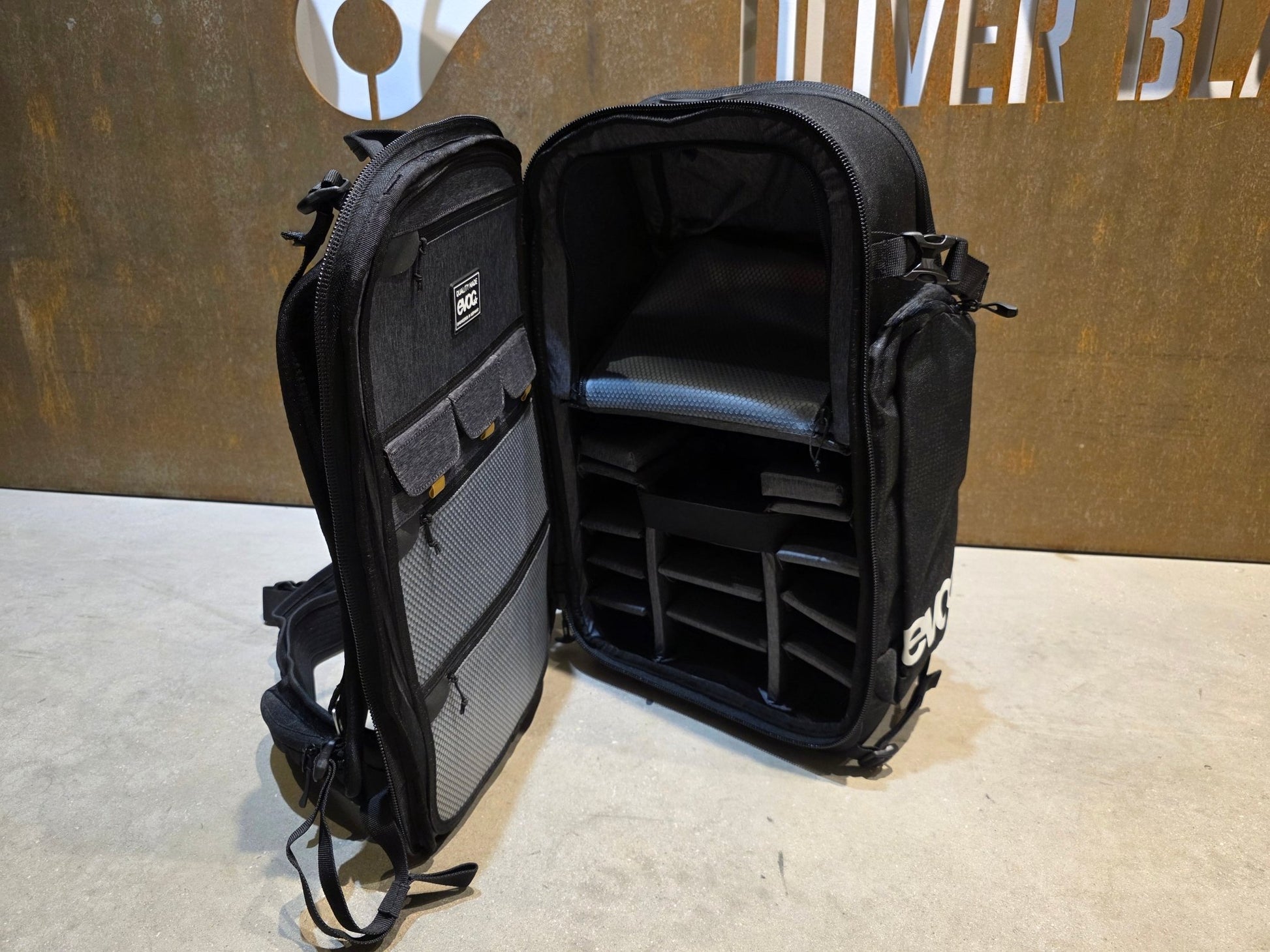 Taschen & Rucksäcke von Evoc, EVOC CP26 PHYSIO / KAMERA RUCKSACK BORA HANSGROHE in variant_title vor USEDBIKES - OB.DE Hintergrund