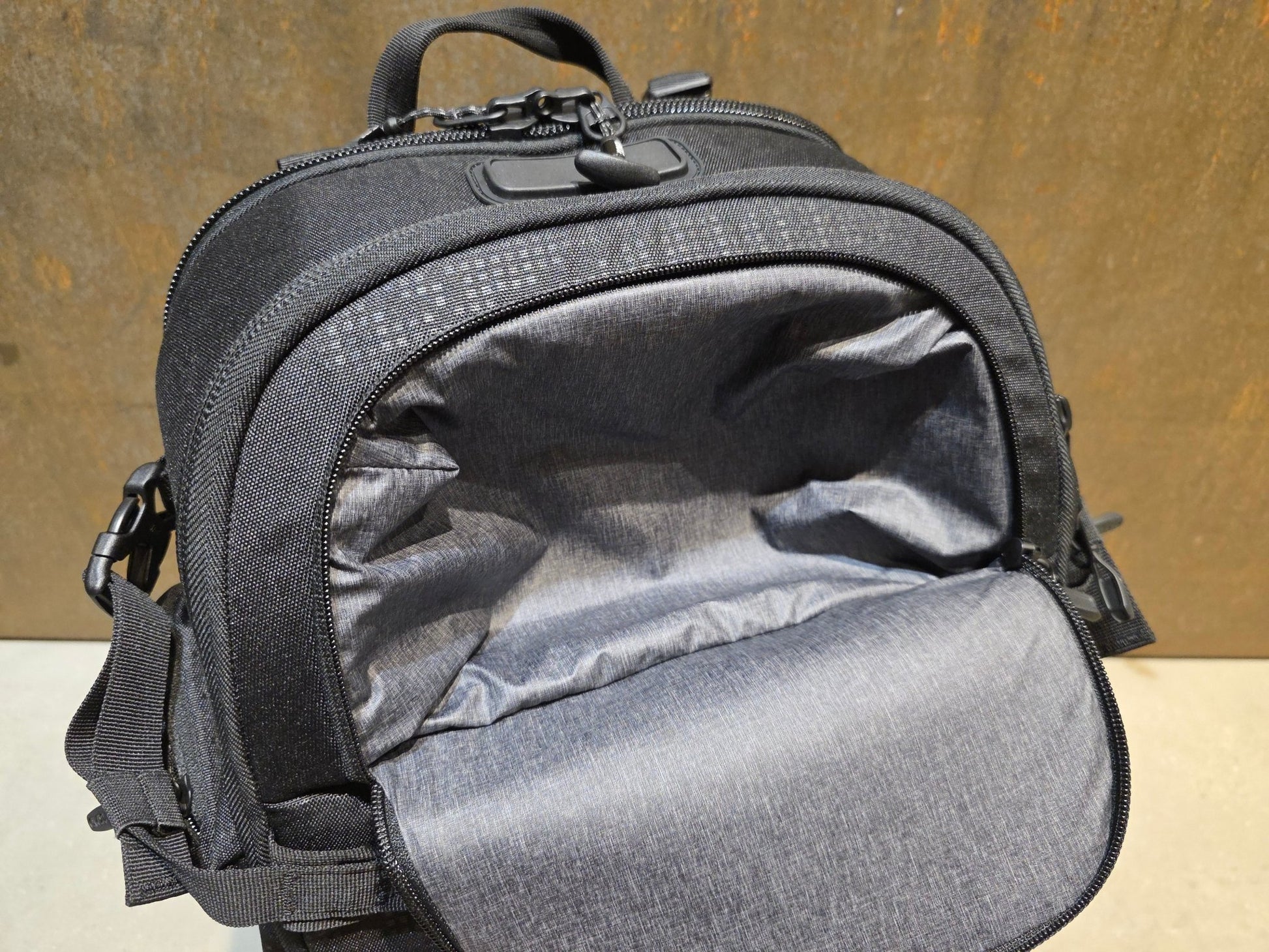 Taschen & Rucksäcke von Evoc, EVOC CP26 PHYSIO / KAMERA RUCKSACK BORA HANSGROHE in variant_title vor USEDBIKES - OB.DE Hintergrund