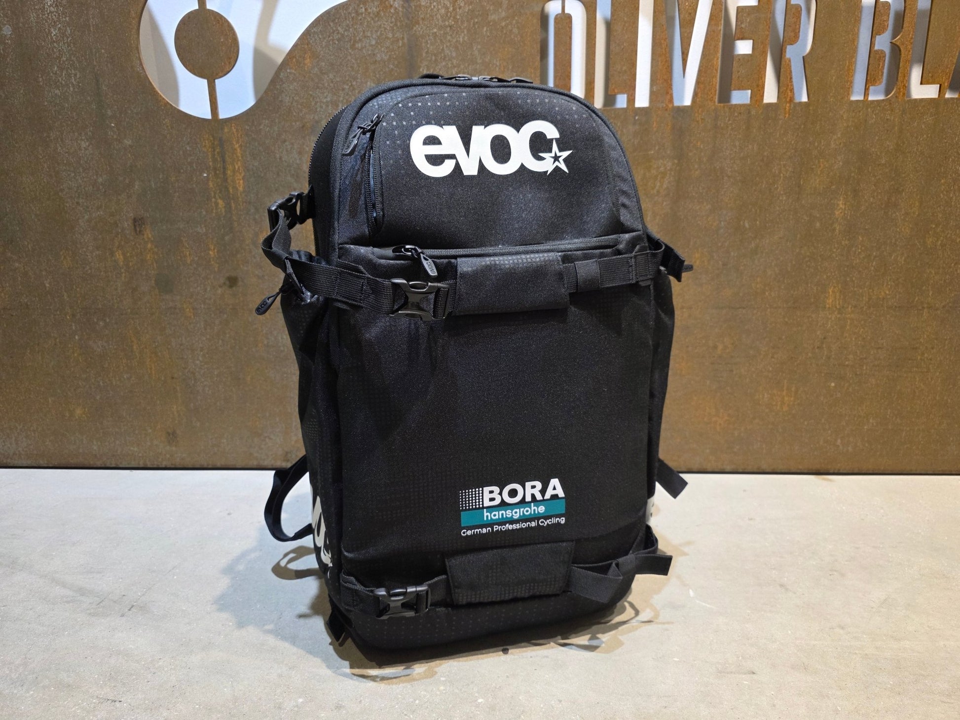 Taschen & Rucksäcke von Evoc, EVOC CP26 PHYSIO / KAMERA RUCKSACK BORA HANSGROHE in variant_title vor USEDBIKES - OB.DE Hintergrund