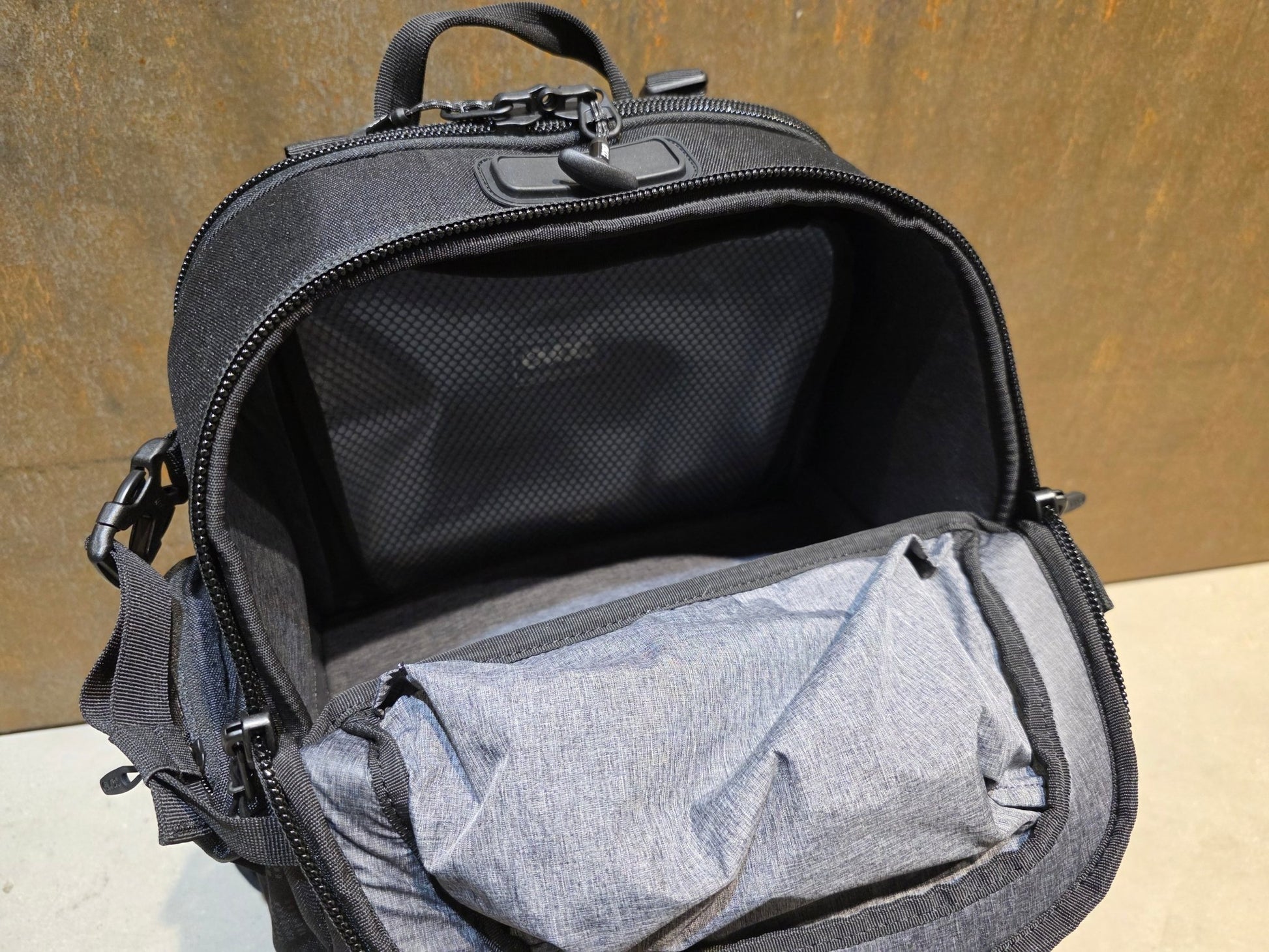 Taschen & Rucksäcke von Evoc, EVOC CP26 PHYSIO / KAMERA RUCKSACK BORA HANSGROHE in variant_title vor USEDBIKES - OB.DE Hintergrund