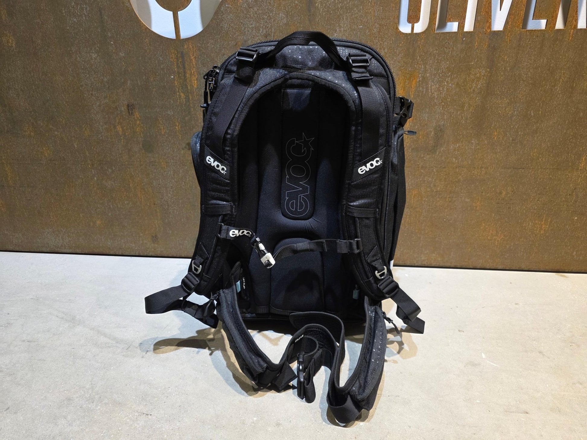 Taschen & Rucksäcke von Evoc, EVOC CP26 PHYSIO / KAMERA RUCKSACK BORA HANSGROHE in variant_title vor USEDBIKES - OB.DE Hintergrund