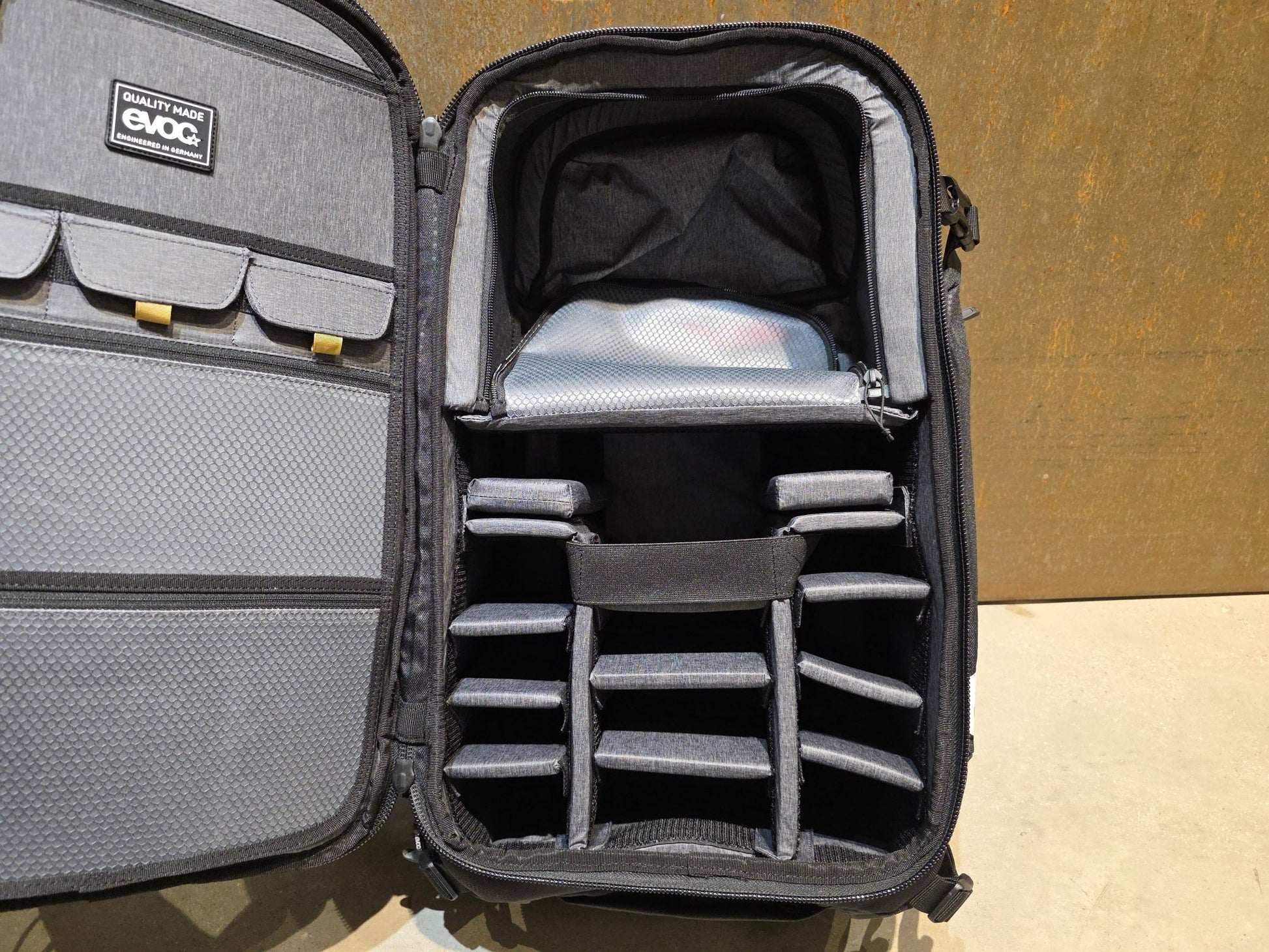 Taschen & Rucksäcke von Evoc, EVOC CP26 PHYSIO / KAMERA RUCKSACK BORA HANSGROHE in variant_title vor USEDBIKES - OB.DE Hintergrund