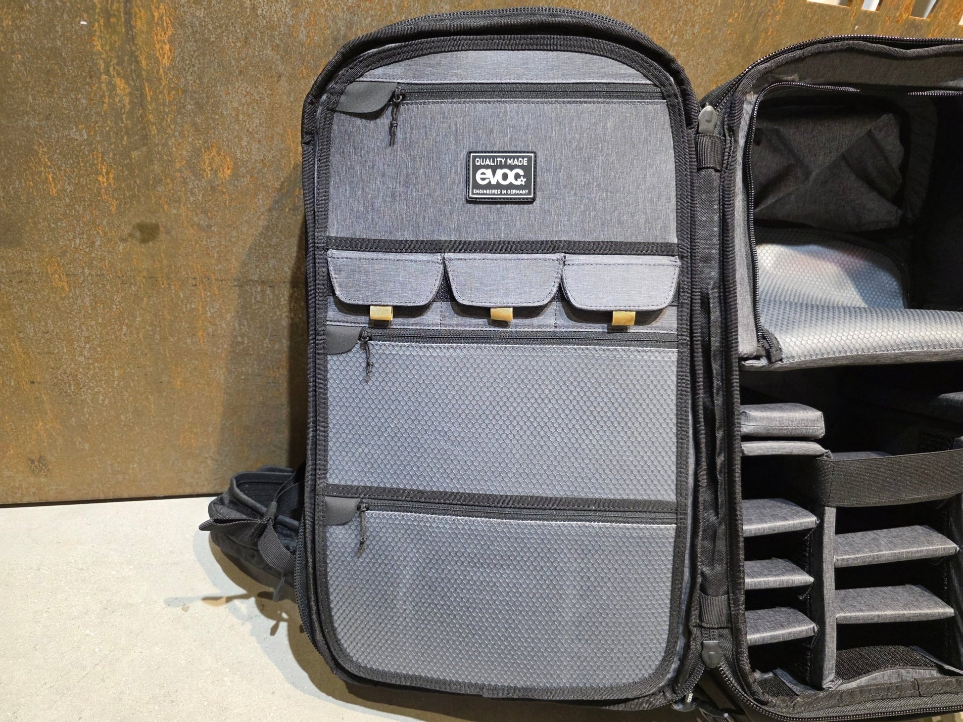 Taschen & Rucksäcke von Evoc, EVOC CP26 PHYSIO / KAMERA RUCKSACK BORA HANSGROHE in variant_title vor USEDBIKES - OB.DE Hintergrund