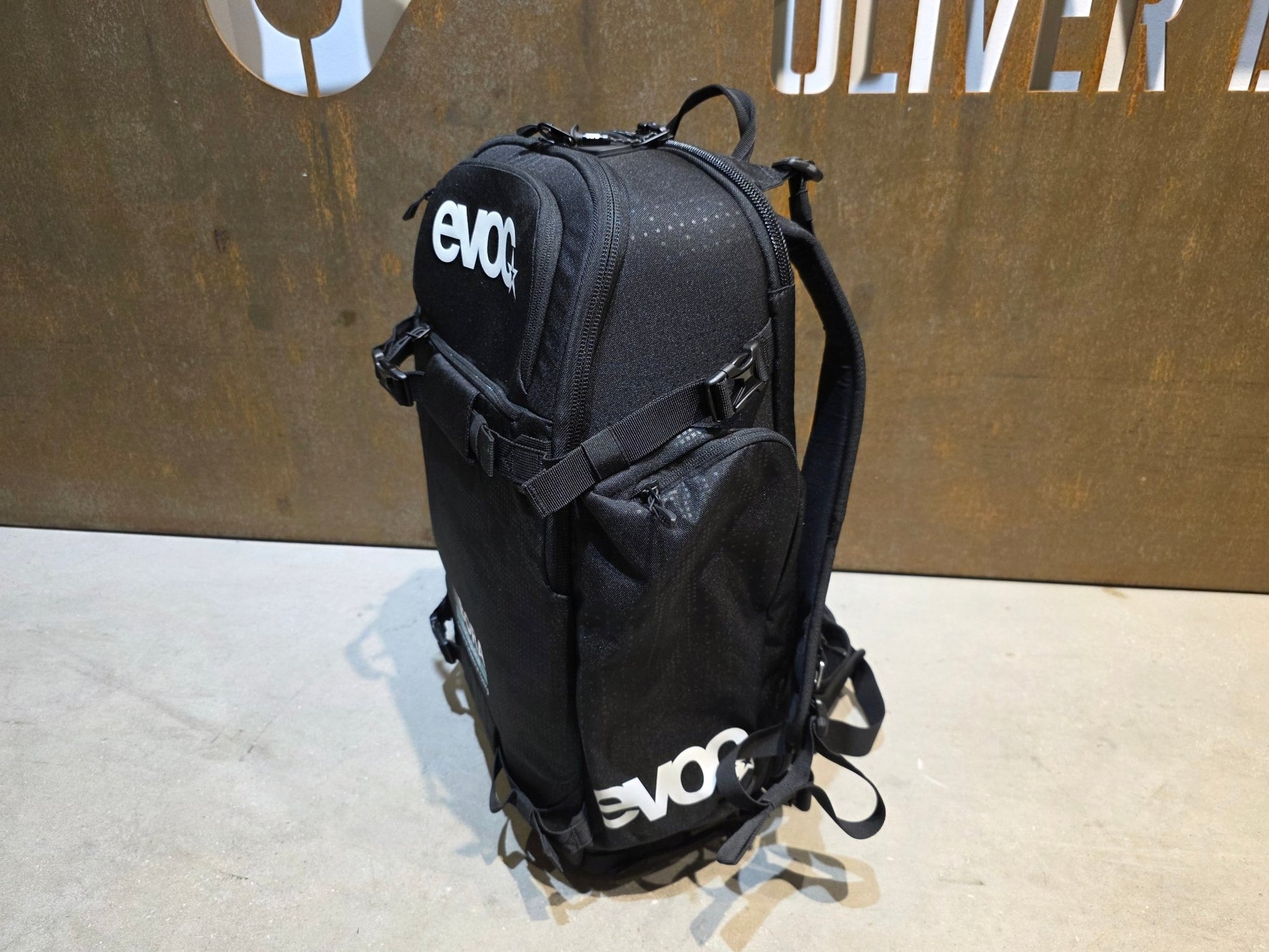 Taschen & Rucksäcke von Evoc, EVOC CP26 PHYSIO / KAMERA RUCKSACK BORA HANSGROHE in variant_title vor USEDBIKES - OB.DE Hintergrund