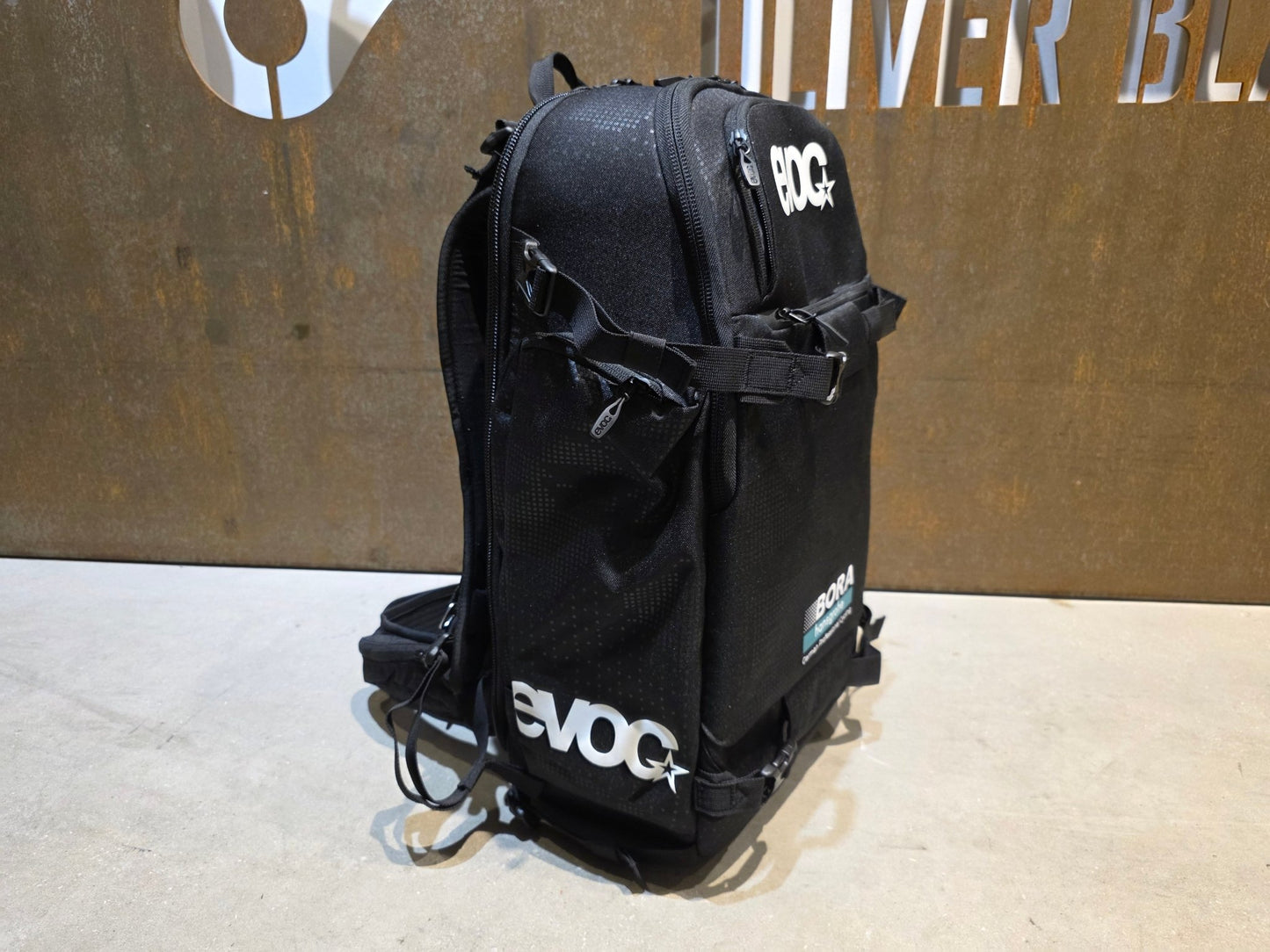 Taschen & Rucksäcke von Evoc, EVOC CP26 PHYSIO / KAMERA RUCKSACK BORA HANSGROHE in variant_title vor USEDBIKES - OB.DE Hintergrund