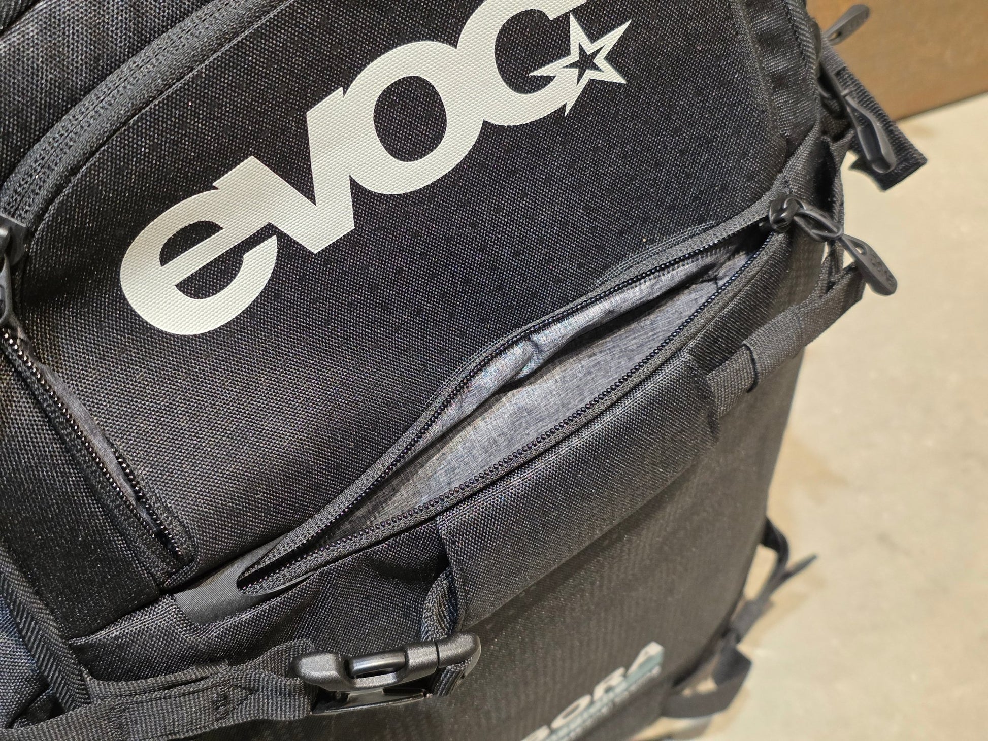 Taschen & Rucksäcke von Evoc, EVOC CP26 PHYSIO / KAMERA RUCKSACK BORA HANSGROHE in variant_title vor USEDBIKES - OB.DE Hintergrund