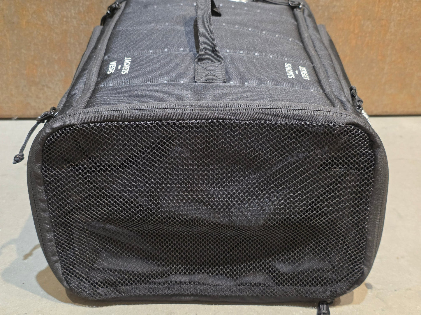 Taschen & Rucksäcke von Evoc, EVOC RAIN BAG BORA HANSGROHE / C. UIJTDEBROEKS vor USEDBIKES - OB.DE Hintergrund