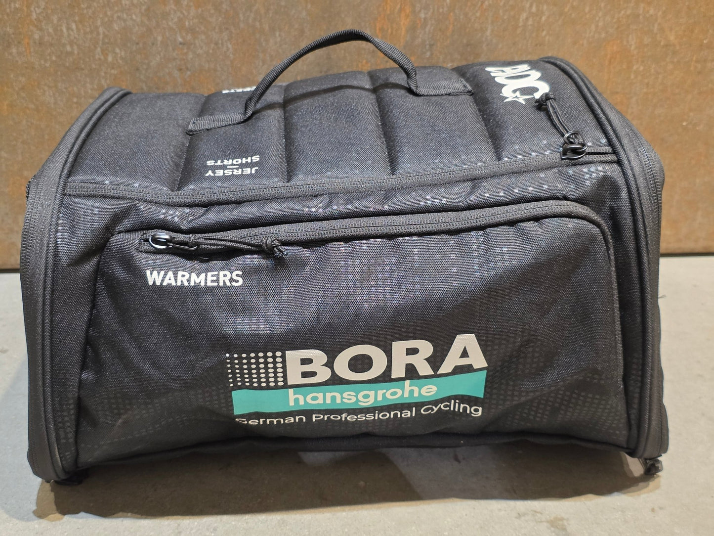 Taschen & Rucksäcke von Evoc, EVOC RAIN BAG BORA HANSGROHE / C. UIJTDEBROEKS vor USEDBIKES - OB.DE Hintergrund