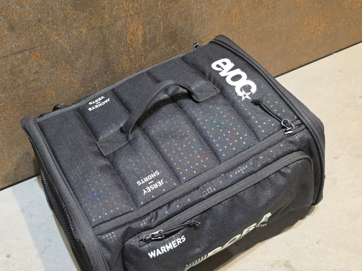 Taschen & Rucksäcke von Evoc, EVOC RAIN BAG BORA HANSGROHE / C. UIJTDEBROEKS vor USEDBIKES - OB.DE Hintergrund