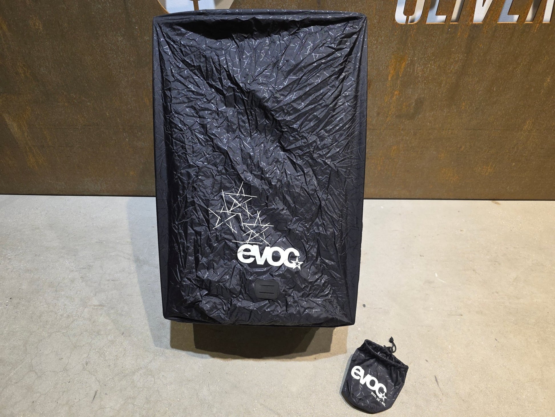 Taschen & Rucksäcke von Evoc, EVOC RAINCOVER SLEEVE / RUCKSACK REGENÜBERZUG / L in variant_title vor USEDBIKES - OB.DE Hintergrund