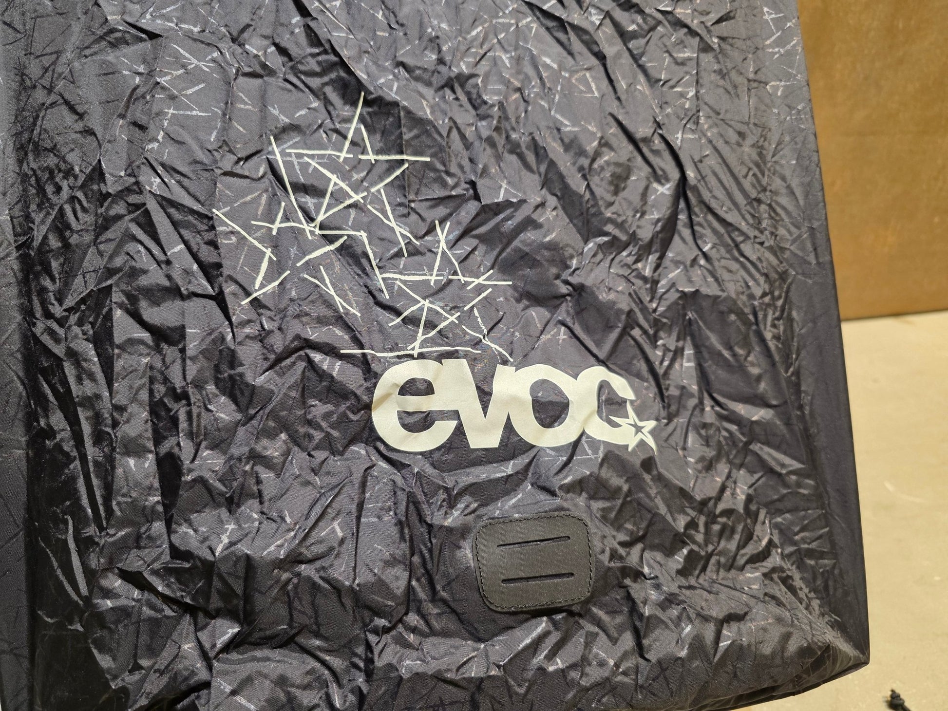 Taschen & Rucksäcke von Evoc, EVOC RAINCOVER SLEEVE / RUCKSACK REGENÜBERZUG / L in variant_title vor USEDBIKES - OB.DE Hintergrund