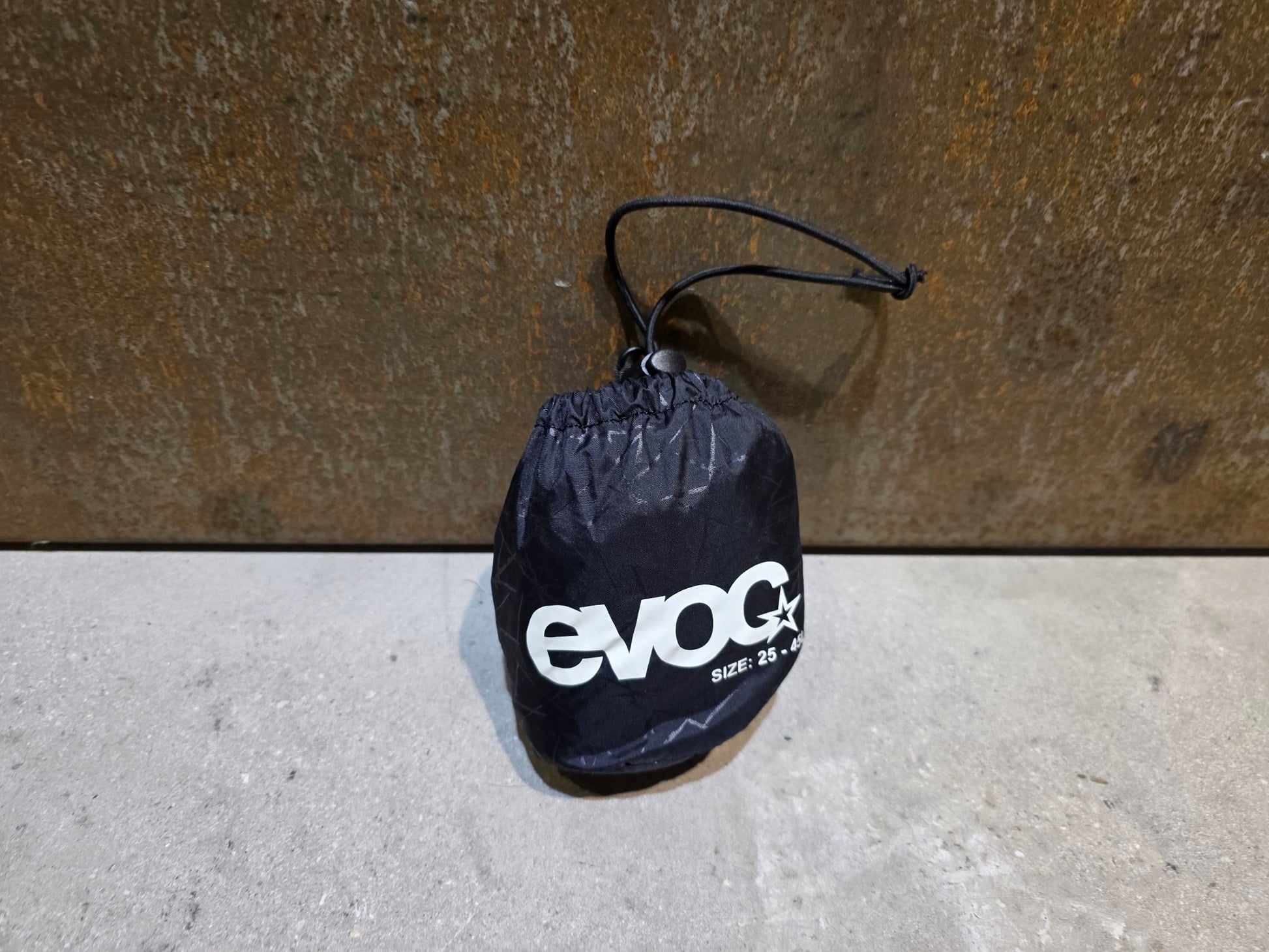 Taschen & Rucksäcke von Evoc, EVOC RAINCOVER SLEEVE / RUCKSACK REGENÜBERZUG / L in variant_title vor USEDBIKES - OB.DE Hintergrund