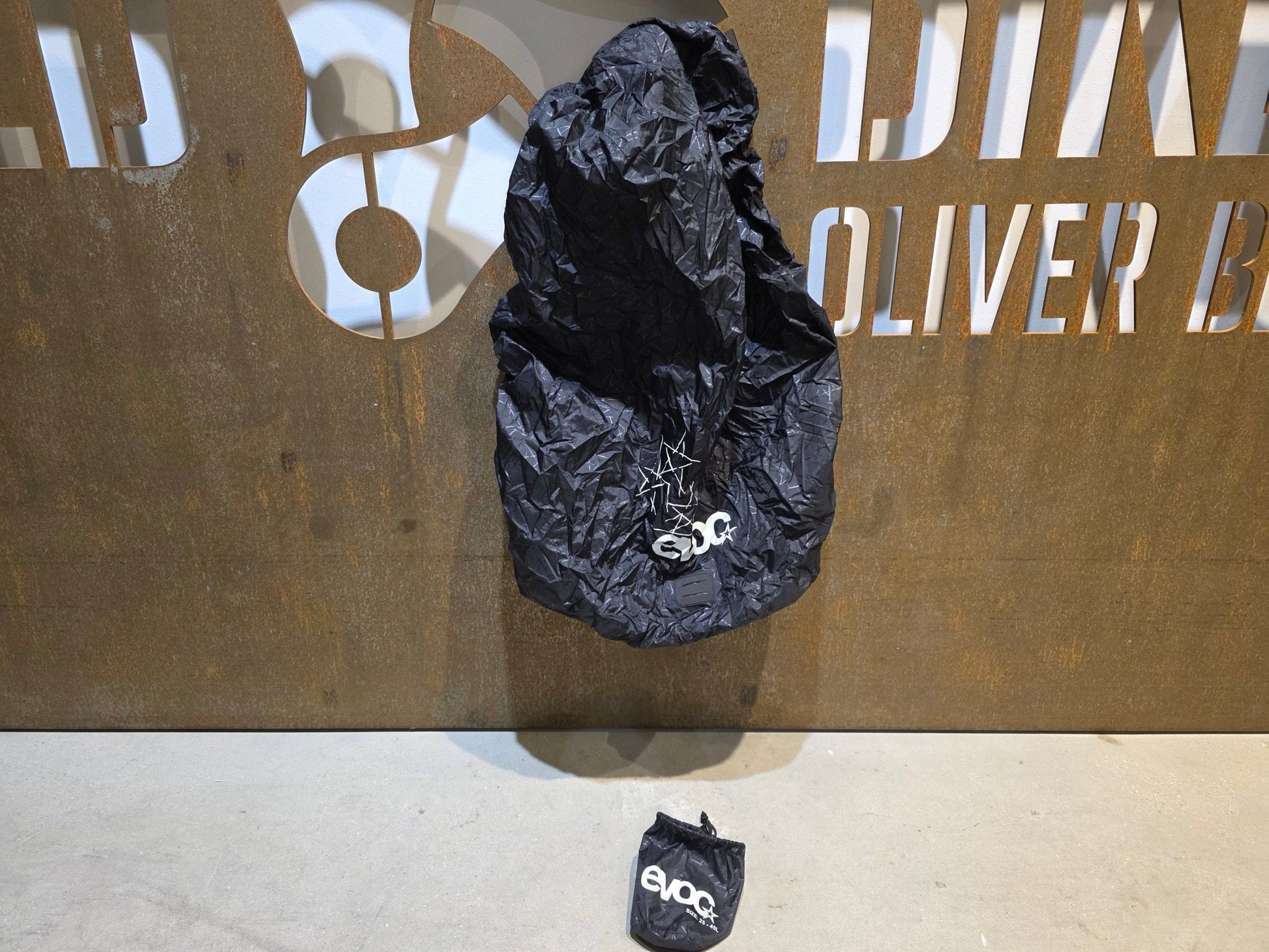 Taschen & Rucksäcke von Evoc, EVOC RAINCOVER SLEEVE / RUCKSACK REGENÜBERZUG / L in variant_title vor USEDBIKES - OB.DE Hintergrund
