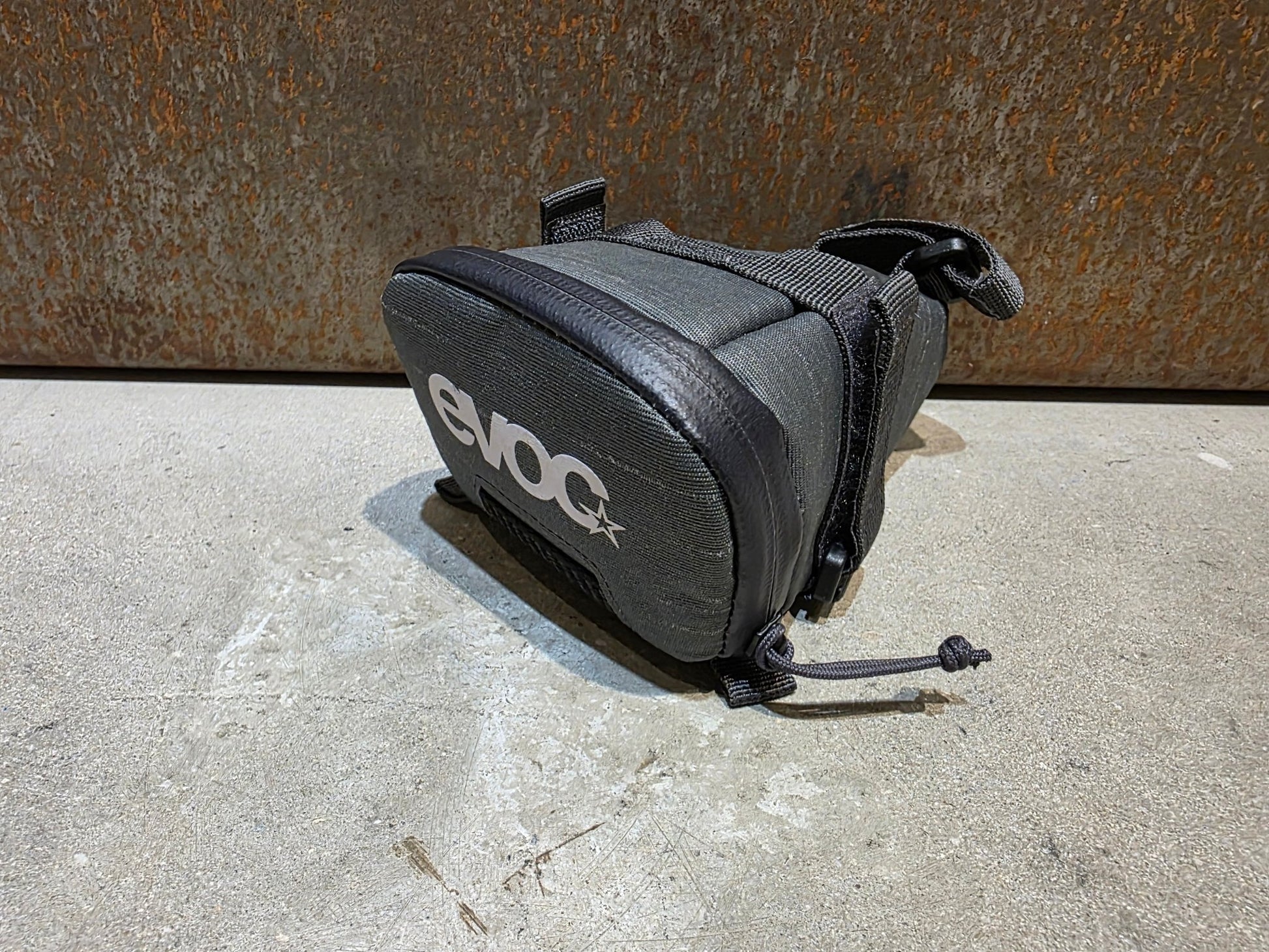 Taschen & Rucksäcke von Evoc, EVOC SEATBAG TOUR M / 0,5L vor USEDBIKES - OB.DE Hintergrund