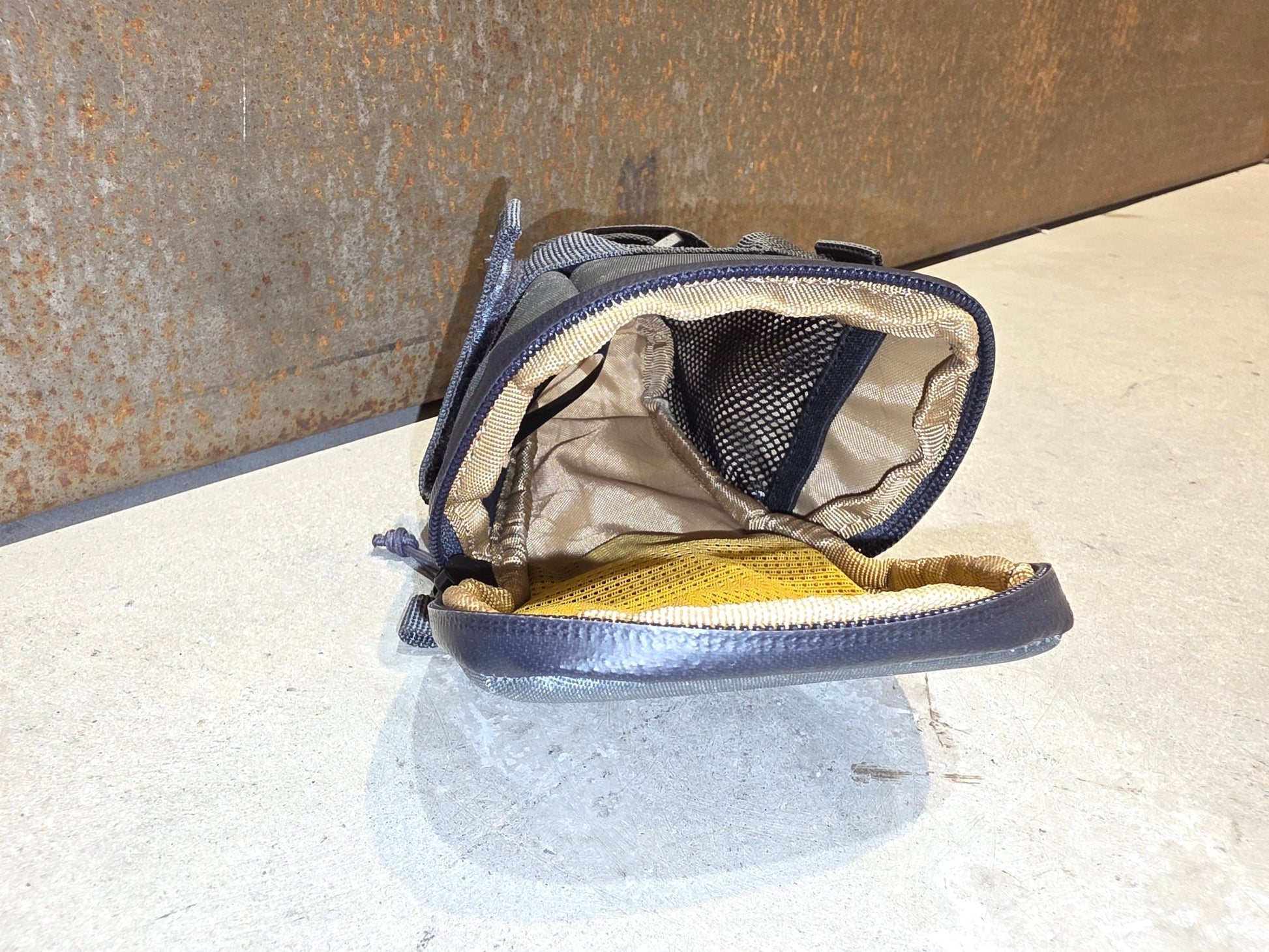 Taschen & Rucksäcke von Evoc, EVOC SEATBAG TOUR M / 0,5L vor USEDBIKES - OB.DE Hintergrund