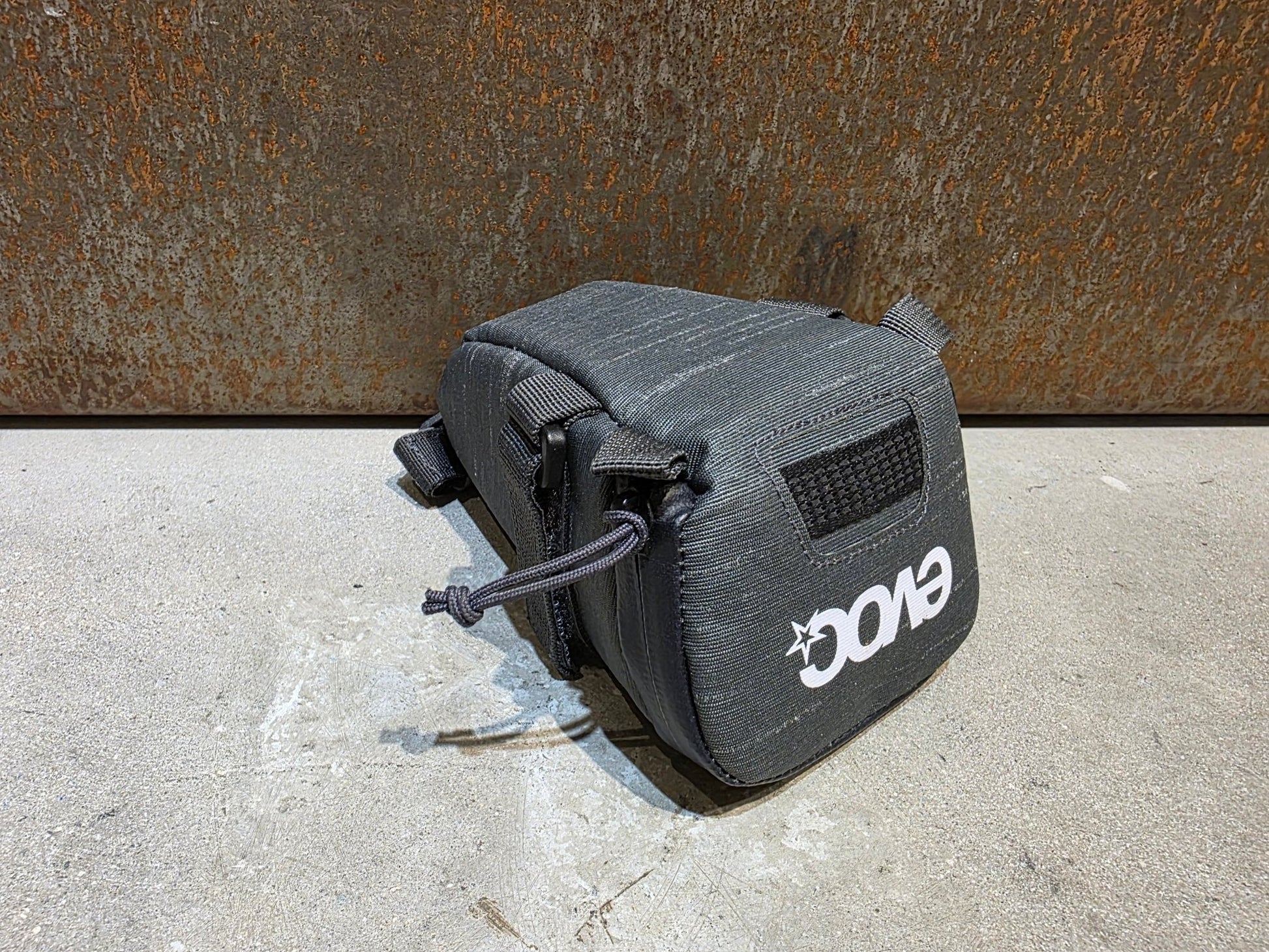 Taschen & Rucksäcke von Evoc, EVOC SEATBAG TOUR M / 0,5L vor USEDBIKES - OB.DE Hintergrund