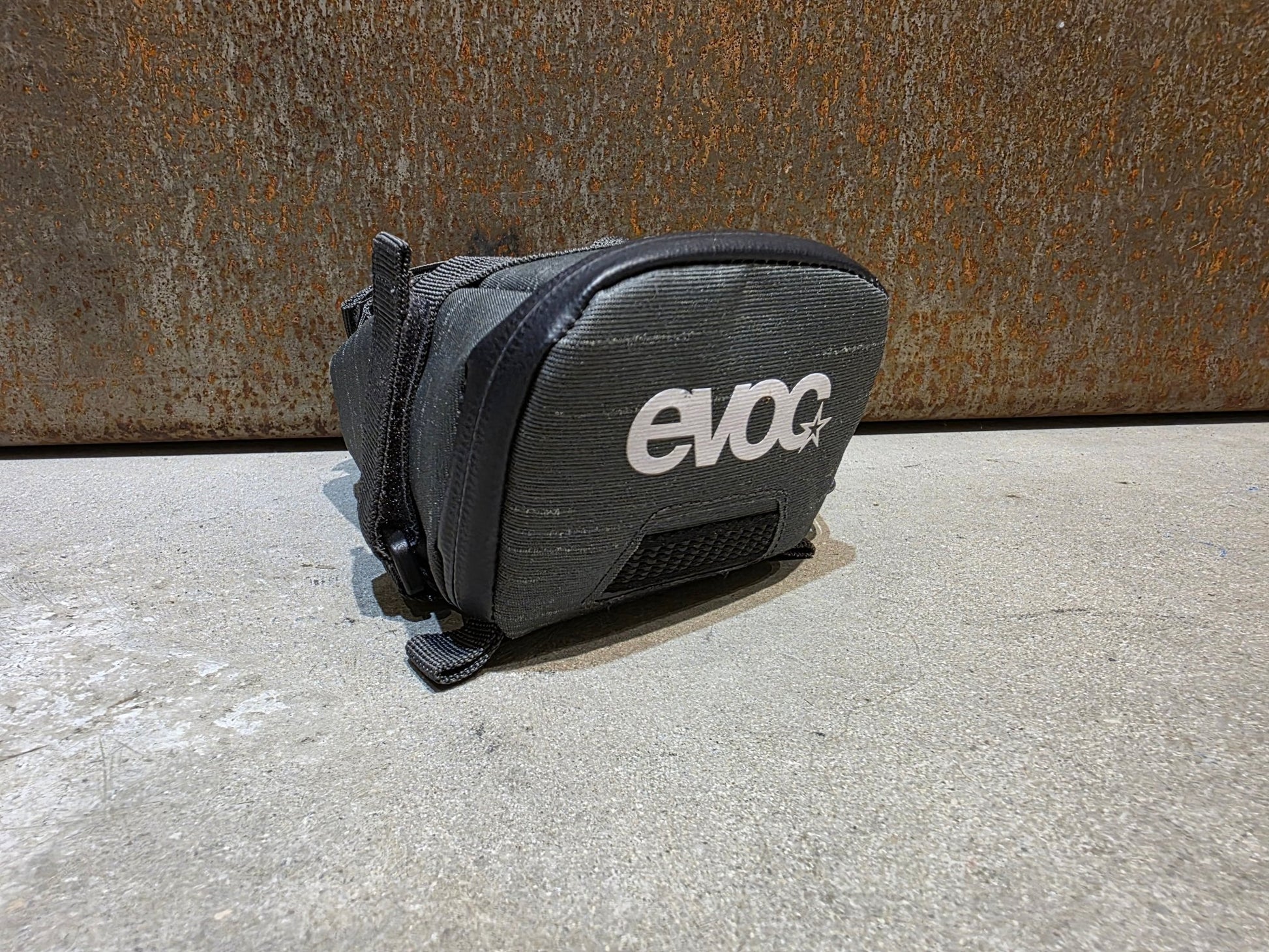 Taschen & Rucksäcke von Evoc, EVOC SEATBAG TOUR M / 0,5L vor USEDBIKES - OB.DE Hintergrund