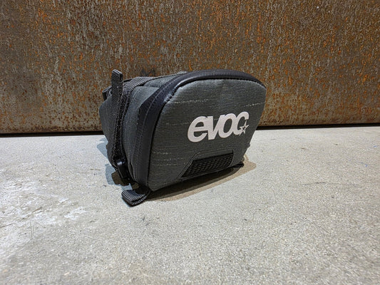 Taschen & Rucksäcke von Evoc, EVOC SEATBAG TOUR M / 0,5L vor USEDBIKES - OB.DE Hintergrund