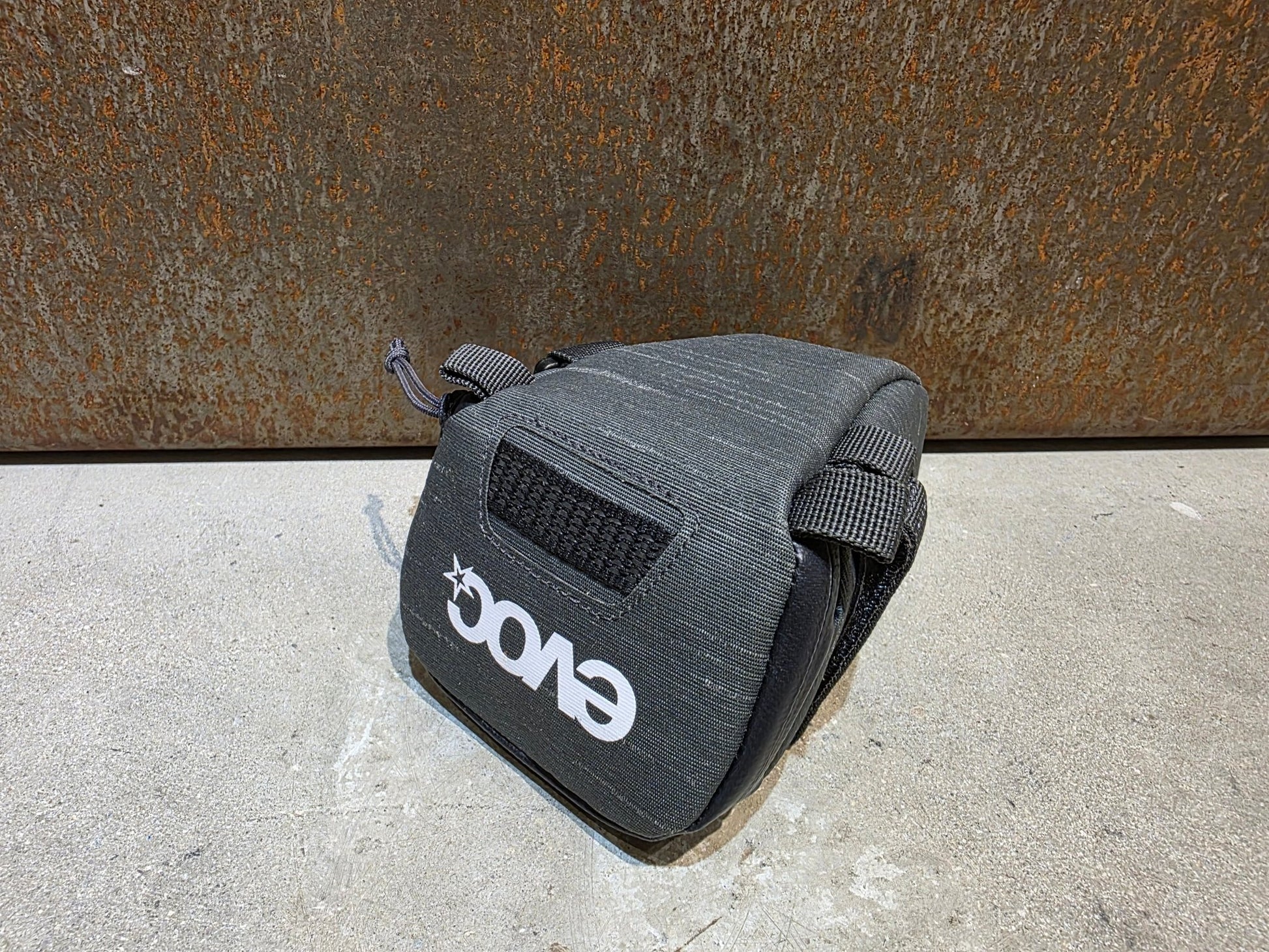 Taschen & Rucksäcke von Evoc, EVOC SEATBAG TOUR M / 0,5L vor USEDBIKES - OB.DE Hintergrund