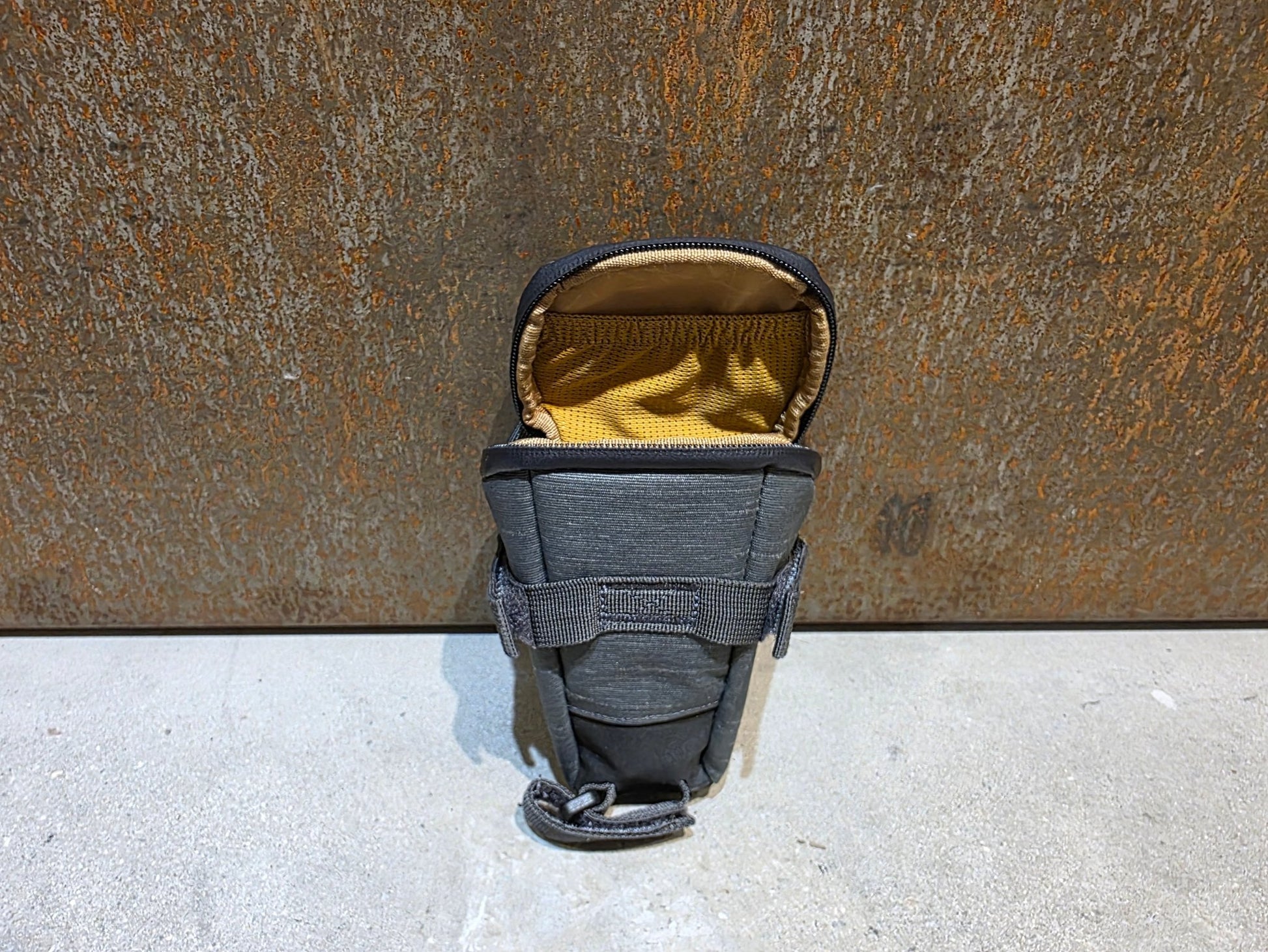 Taschen & Rucksäcke von Evoc, EVOC SEATBAG TOUR M / 0,5L vor USEDBIKES - OB.DE Hintergrund