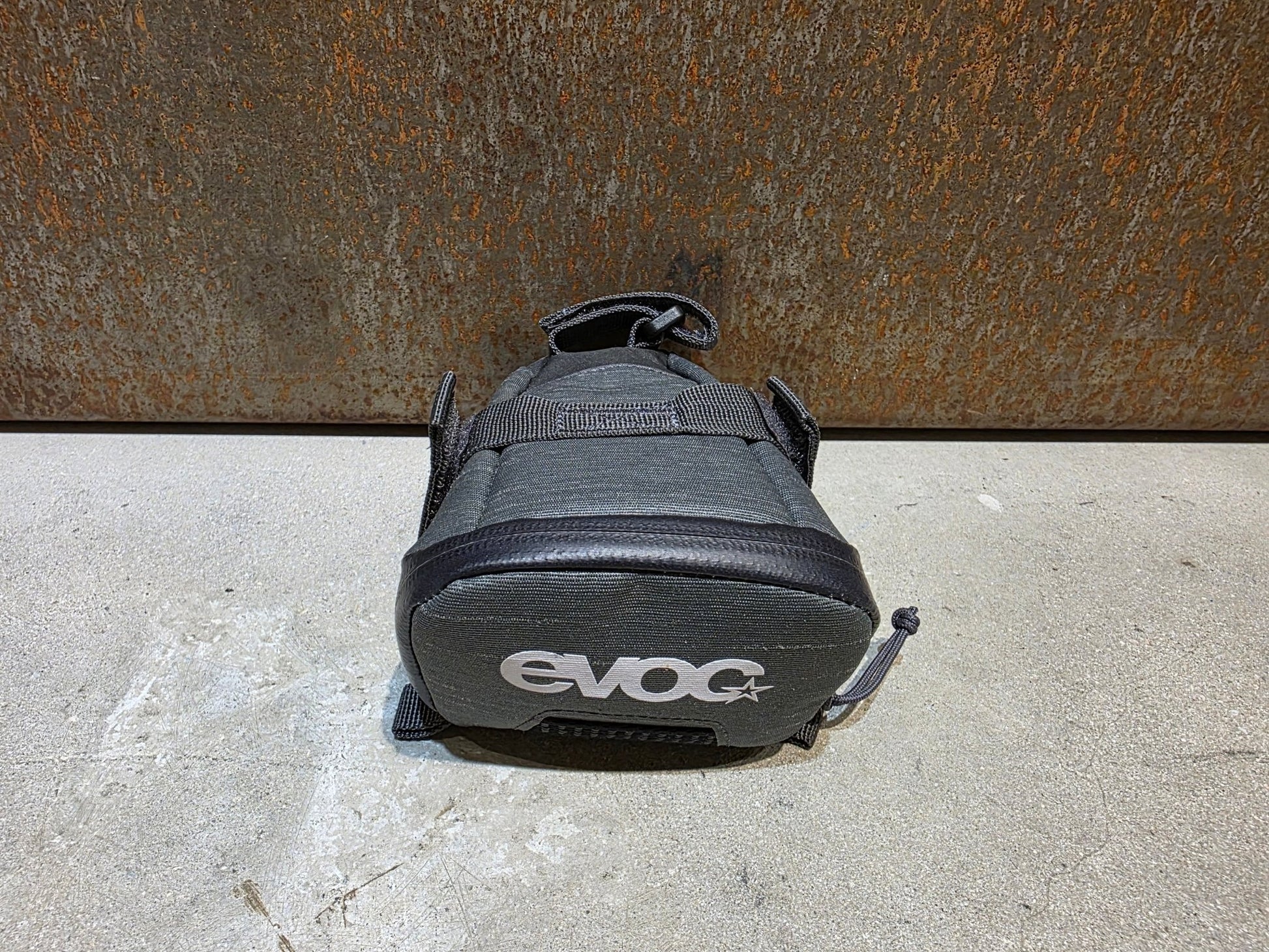 Taschen & Rucksäcke von Evoc, EVOC SEATBAG TOUR M / 0,5L vor USEDBIKES - OB.DE Hintergrund