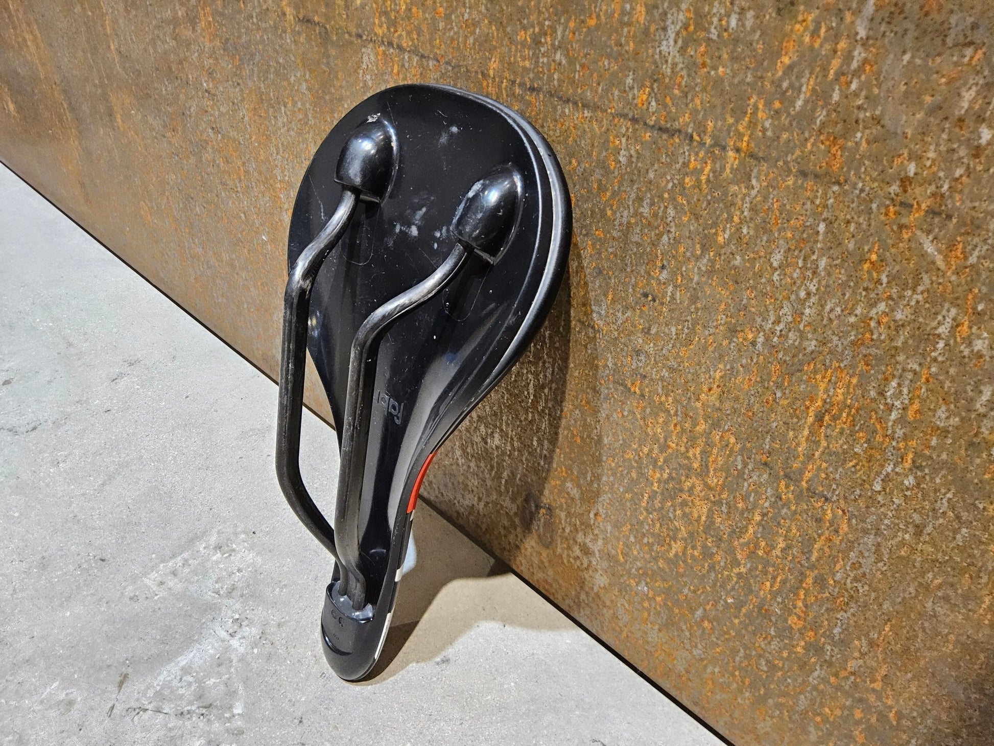 Sattel von Fabric, FABRIC SCOOP PRO TEAM FLAT SATTEL MAPLE LEAF / 142MM in variant_title vor USEDBIKES - OB.DE Hintergrund