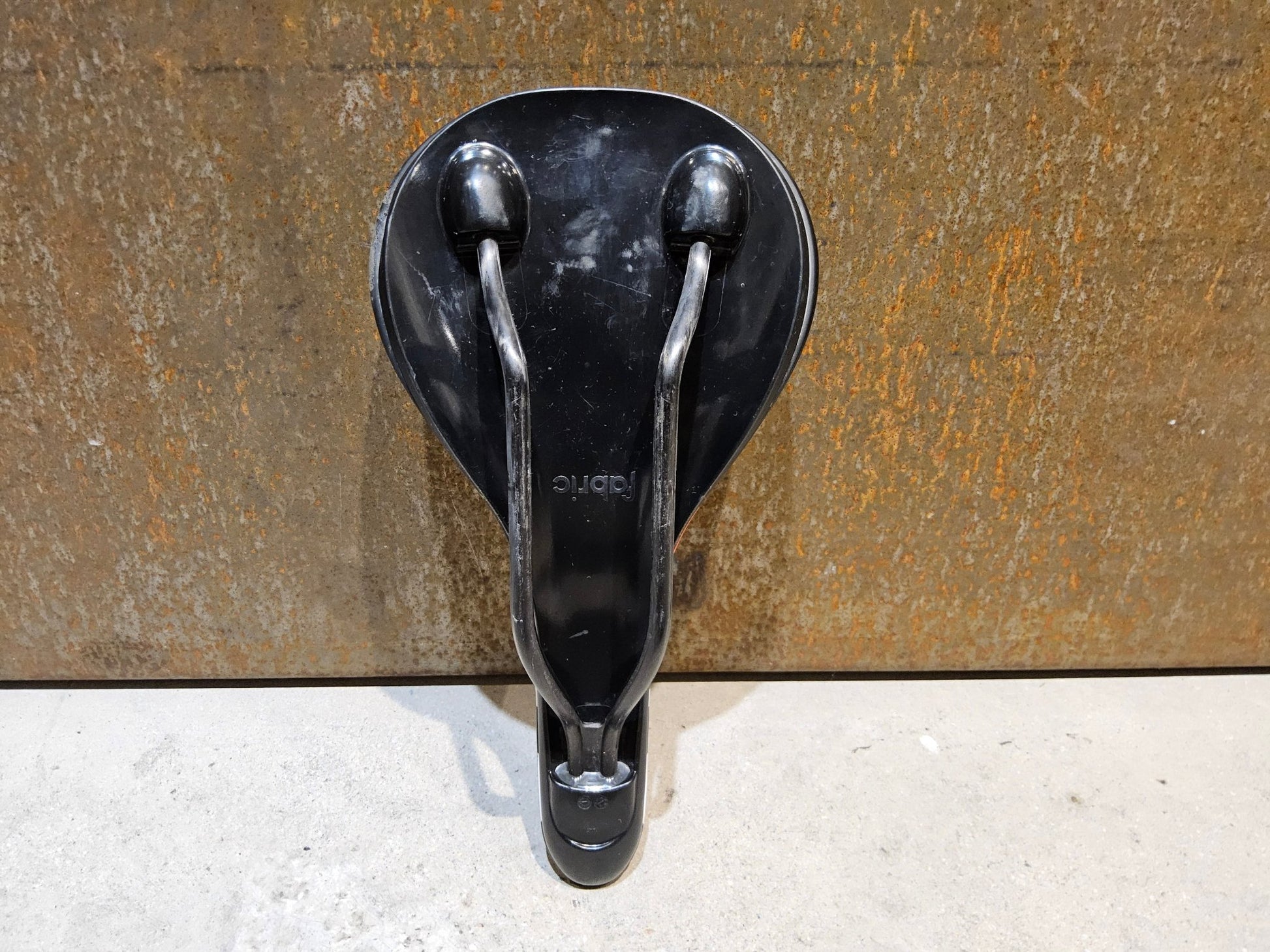 Sattel von Fabric, FABRIC SCOOP PRO TEAM FLAT SATTEL MAPLE LEAF / 142MM in variant_title vor USEDBIKES - OB.DE Hintergrund