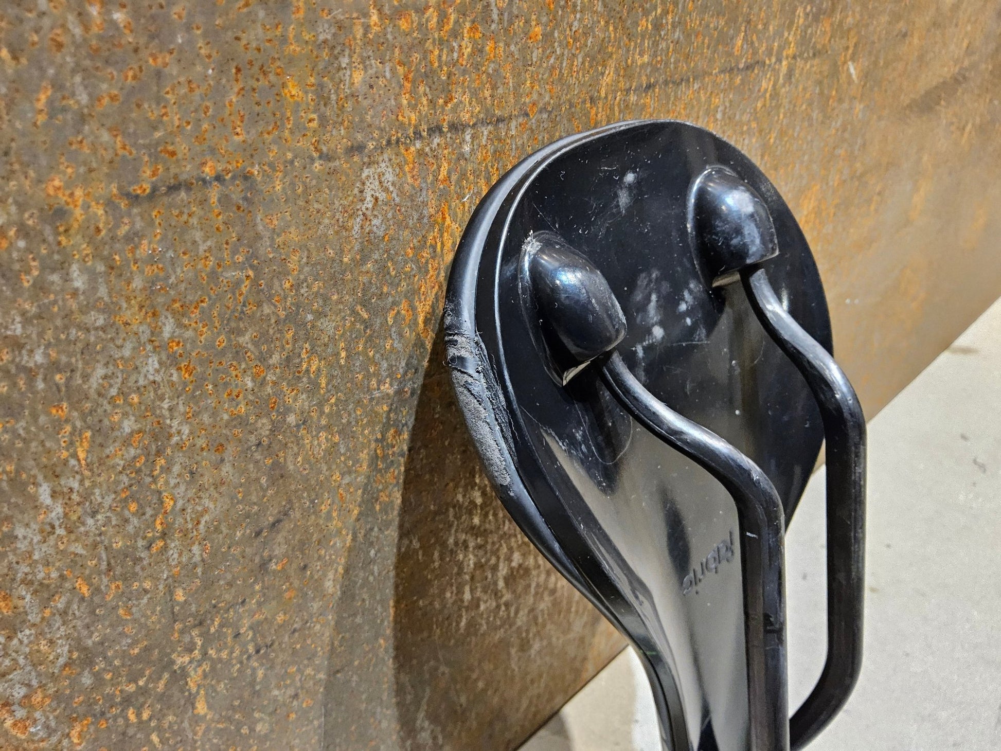 Sattel von Fabric, FABRIC SCOOP PRO TEAM FLAT SATTEL MAPLE LEAF / 142MM in variant_title vor USEDBIKES - OB.DE Hintergrund