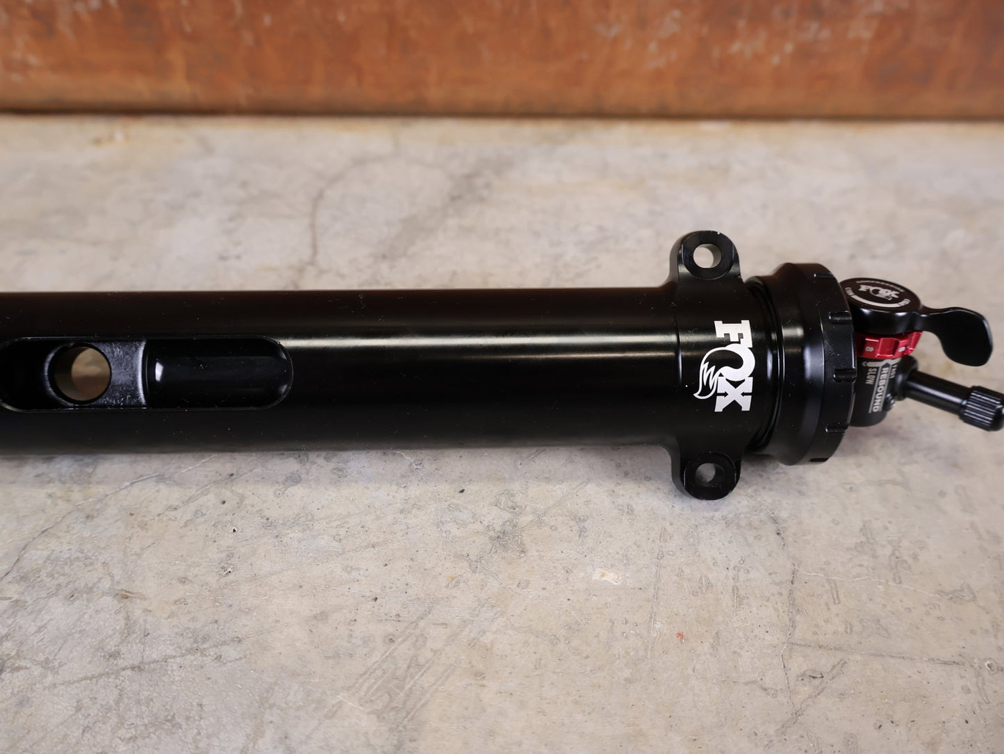 Federgabel, Gabel & Dämpfer von Fox, FOX FLOAT ISOSTRUT 2 - POSITION – TREK SUPERCALIBER (2021) vor USEDBIKES - OB.DE Hintergrund