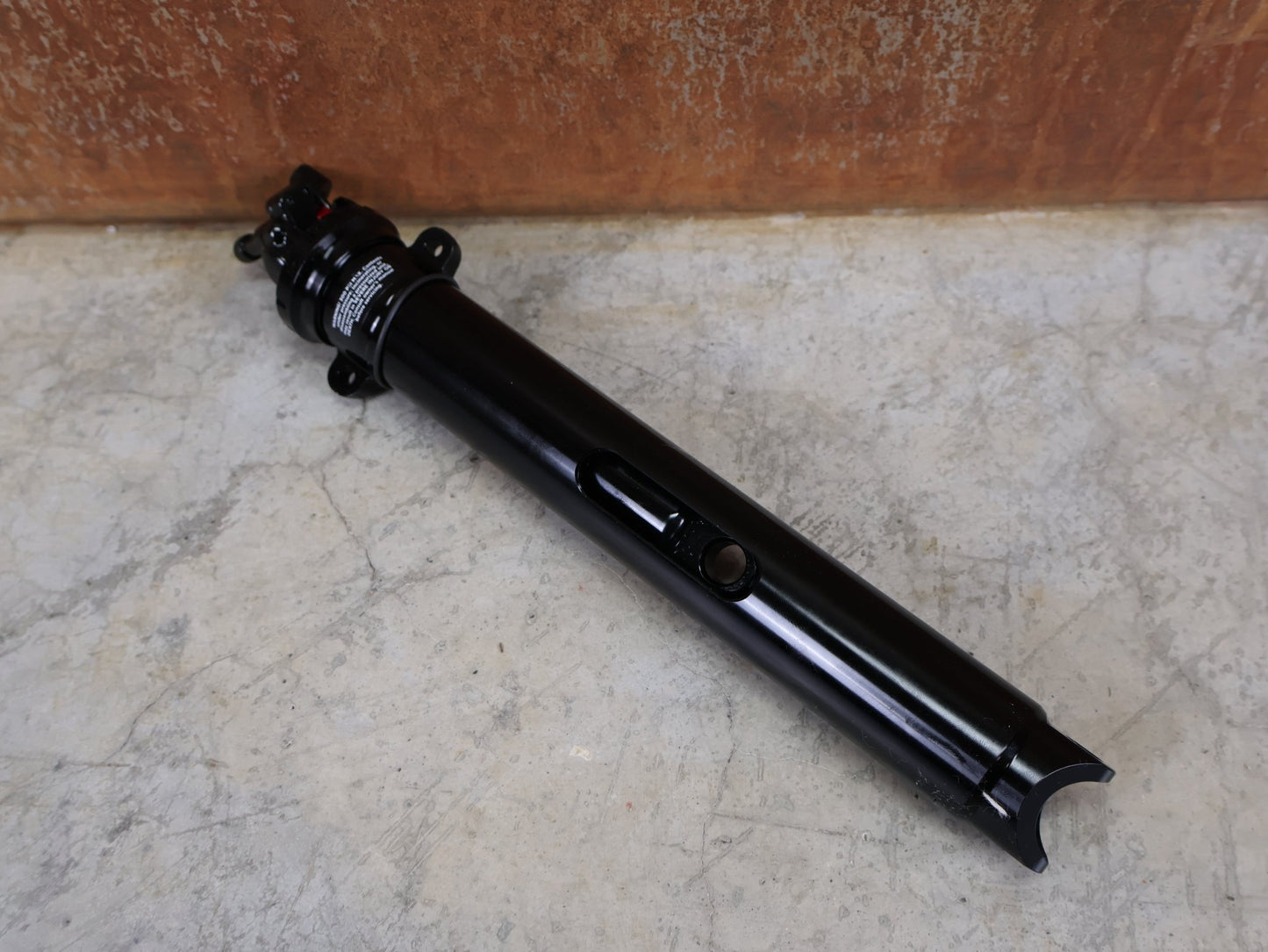 Federgabel, Gabel & Dämpfer von Trek, FOX FLOAT ISOSTRUT REMOTE – TREK SUPERCALIBER (2021) vor USEDBIKES - OB.DE Hintergrund