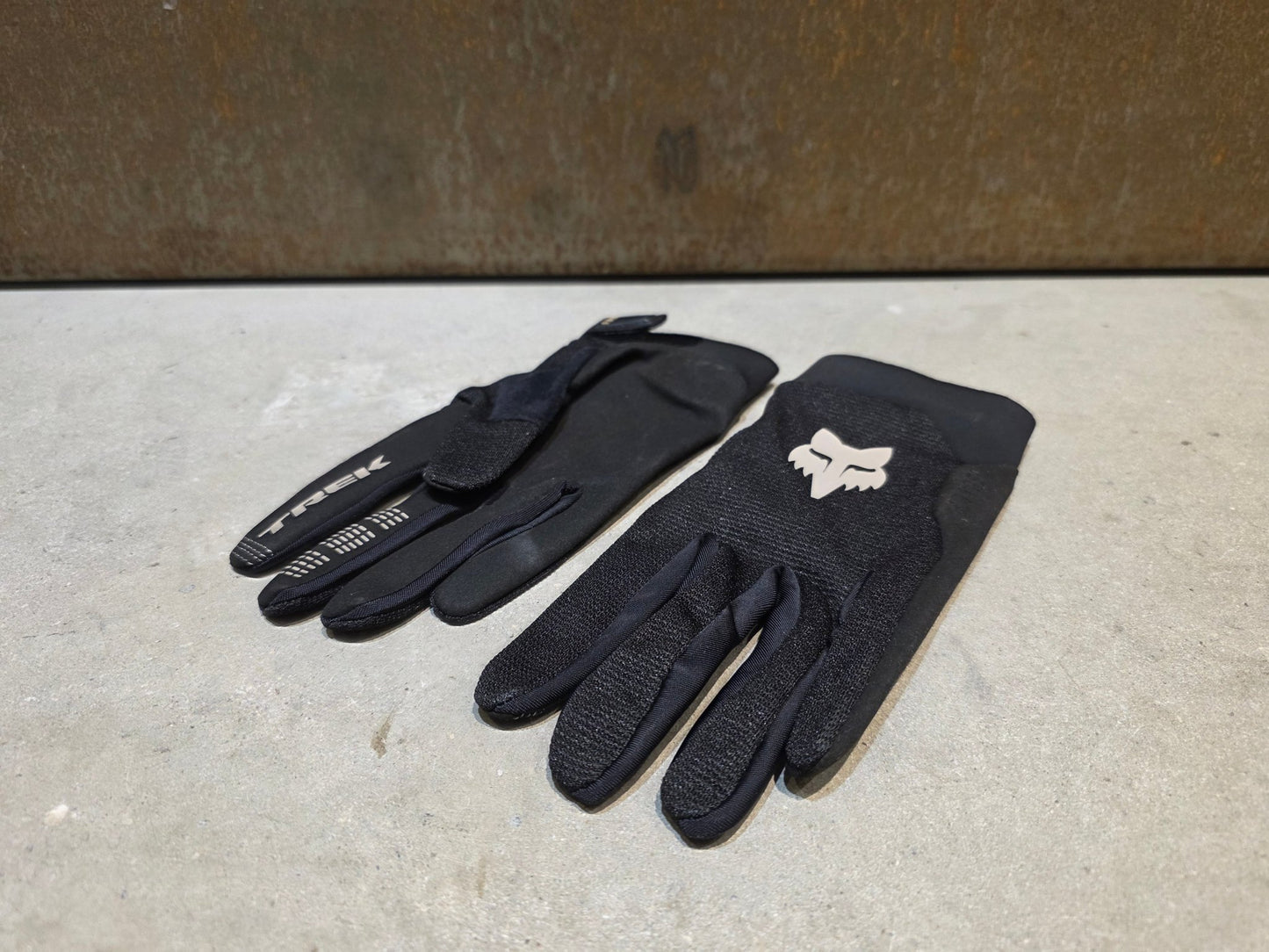 Handschuhe von Fox Racing, FOX RACING X TREK RANGER MOUNTAINBIKE HANDSCHUH / BLACK / HERREN / L vor USEDBIKES - OB.DE Hintergrund