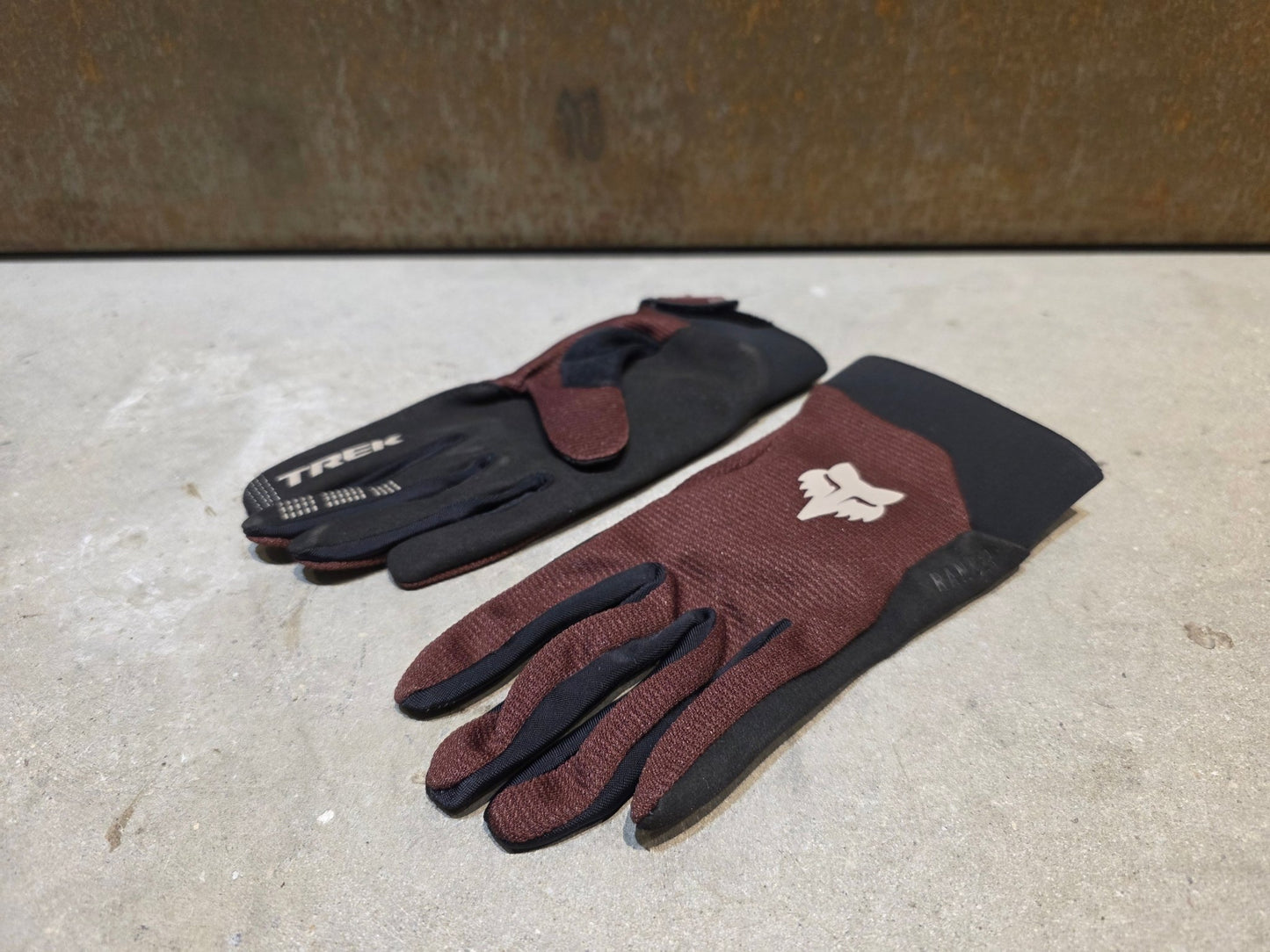 Handschuhe von Fox Racing, FOX RACING X TREK RANGER MOUNTAINBIKE HANDSCHUH / DAMEN / M vor USEDBIKES - OB.DE Hintergrund