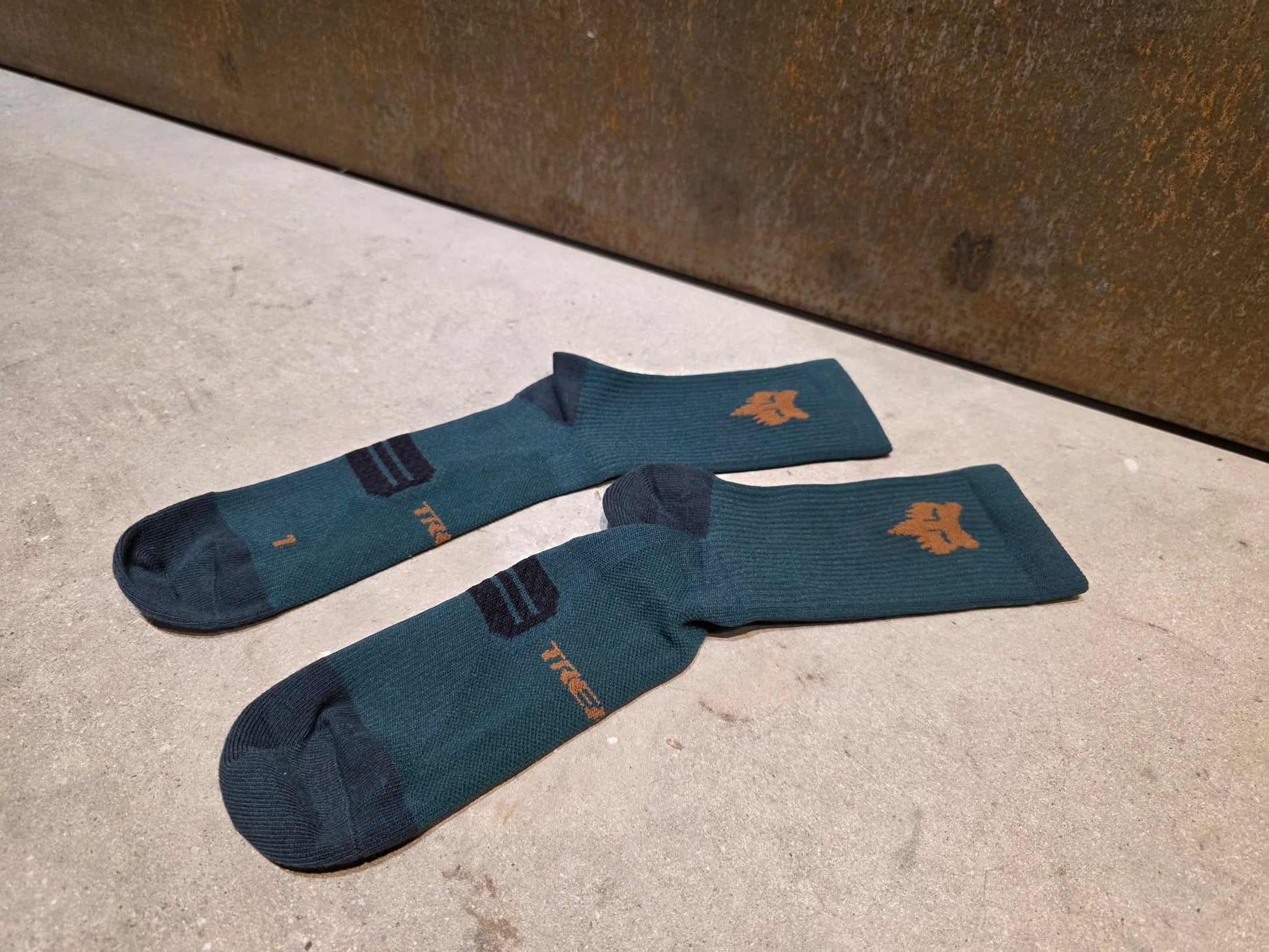 Socken Herren von Fox Racing, FOX RACING X TREK RANGER MOUNTAINBIKE SOCKEN / L/XL vor USEDBIKES - OB.DE Hintergrund