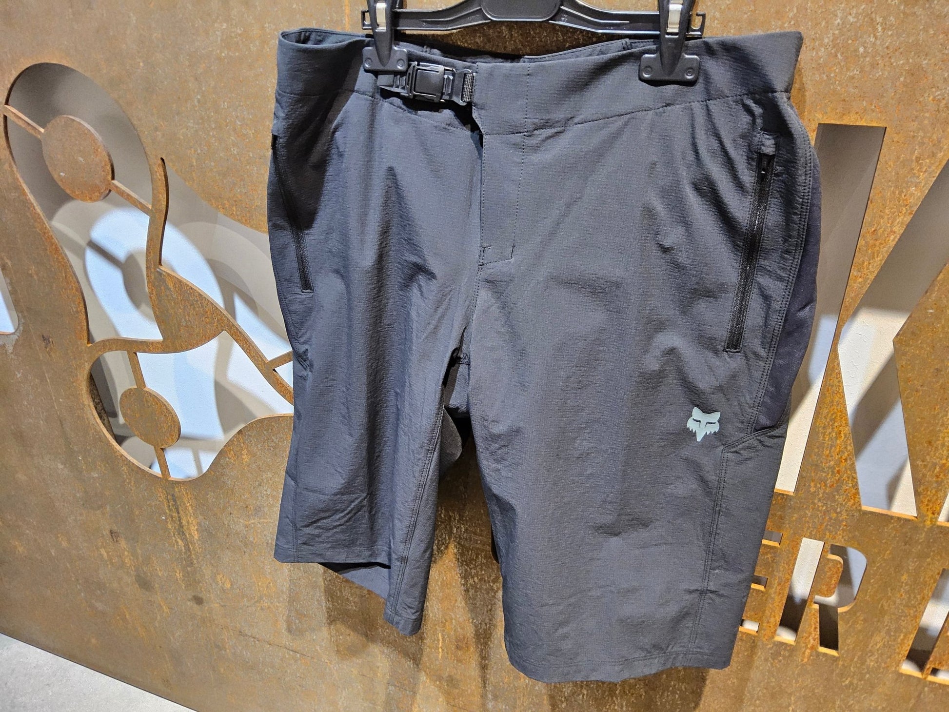 Hosen Damen von Fox Racing, FOX RACING X TREK RANGER WOMENS MOUNTAINBIKE SHORT KURZ / DAMEN vor USEDBIKES - OB.DE Hintergrund