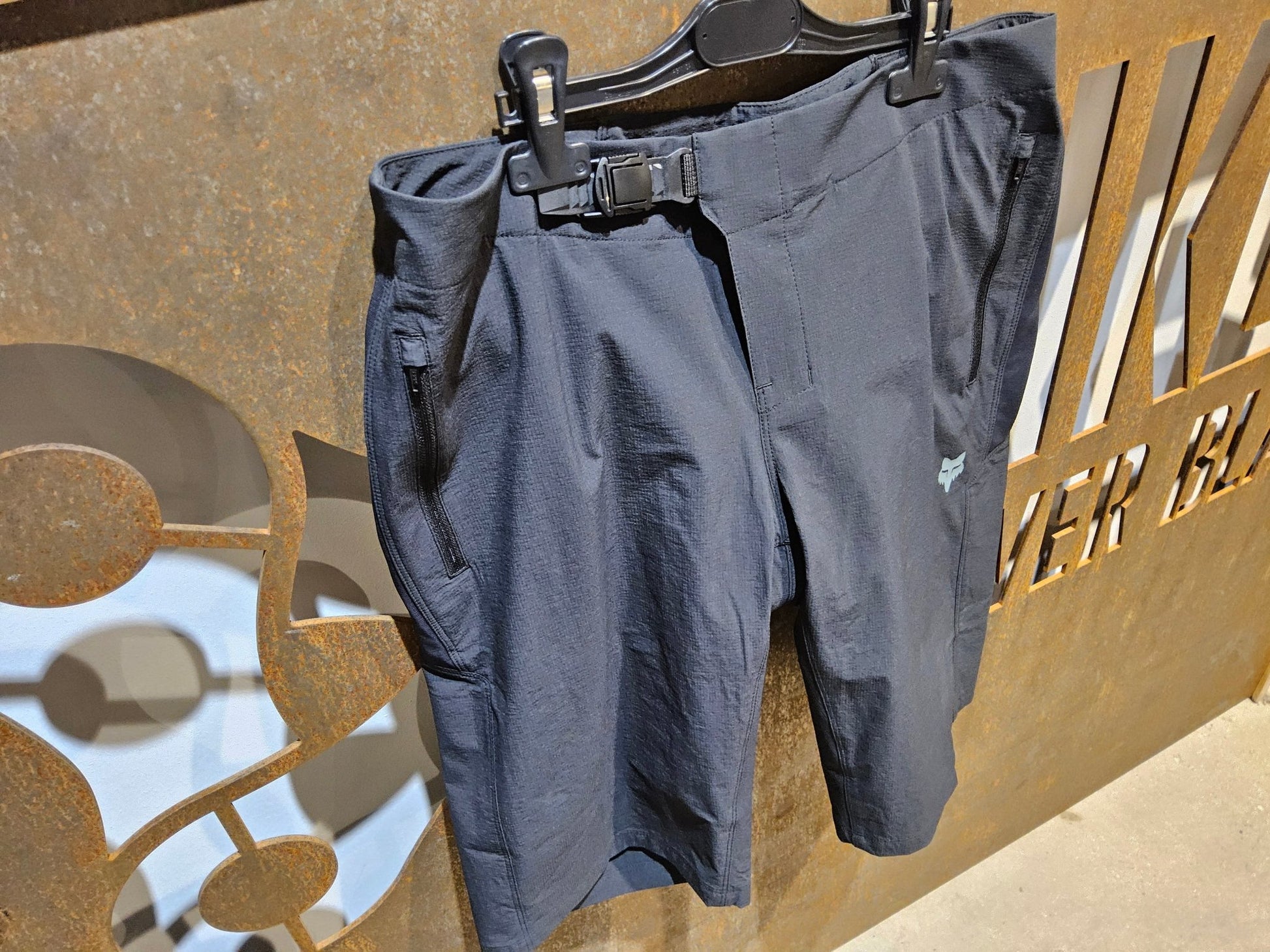 Hosen Damen von Fox Racing, FOX RACING X TREK RANGER WOMENS MOUNTAINBIKE SHORT KURZ / DAMEN vor USEDBIKES - OB.DE Hintergrund