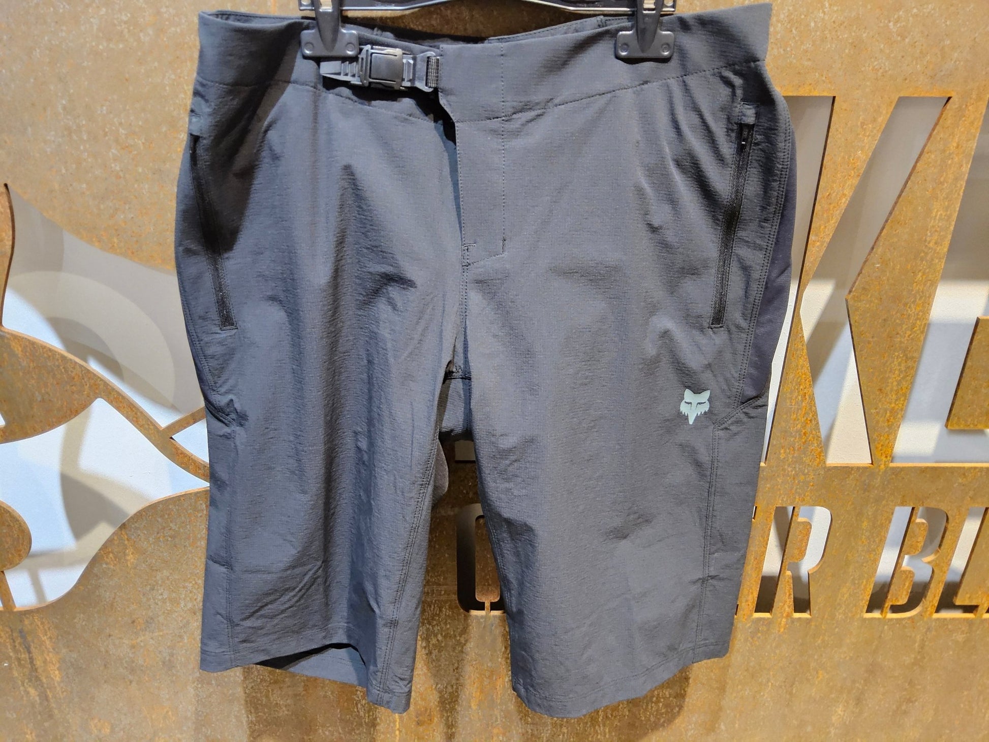 Hosen Damen von Fox Racing, FOX RACING X TREK RANGER WOMENS MOUNTAINBIKE SHORT KURZ / DAMEN vor USEDBIKES - OB.DE Hintergrund