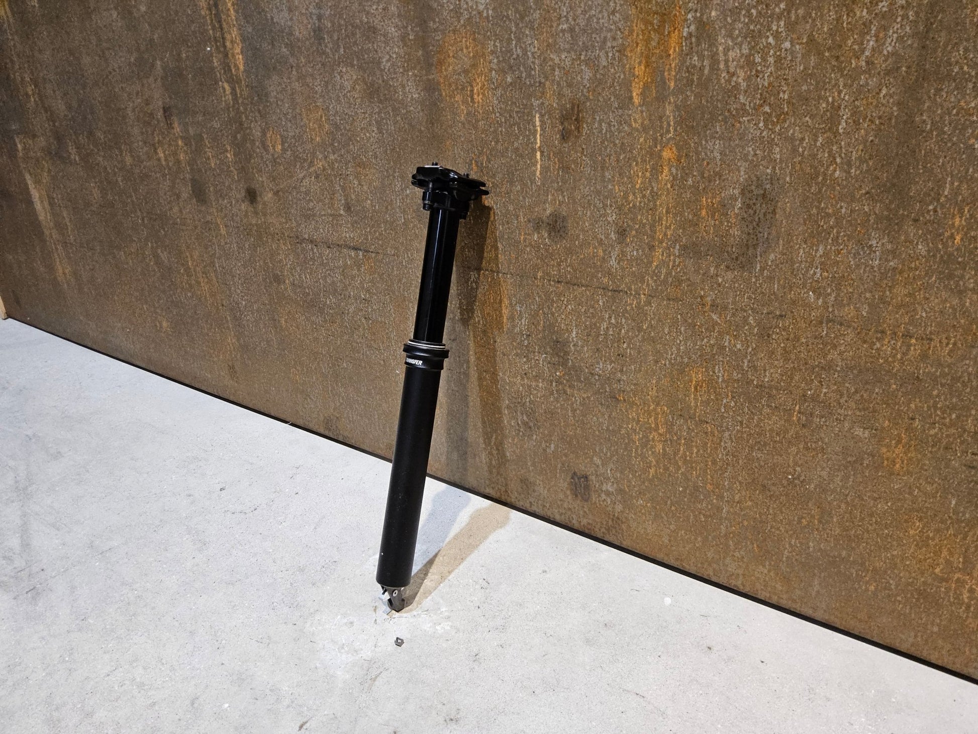 Sattelstütze von Fox, FOX TRANSFER DROPPER POST SATTELSTÜTZE 31,6MM 100MM HUB vor USEDBIKES - OB.DE Hintergrund