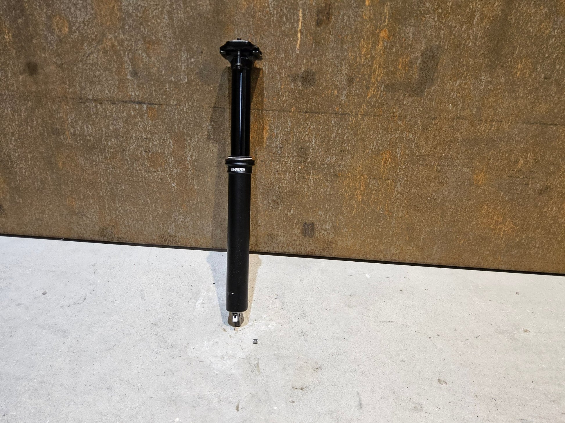 Sattelstütze von Fox, FOX TRANSFER DROPPER POST SATTELSTÜTZE 31,6MM 100MM HUB vor USEDBIKES - OB.DE Hintergrund