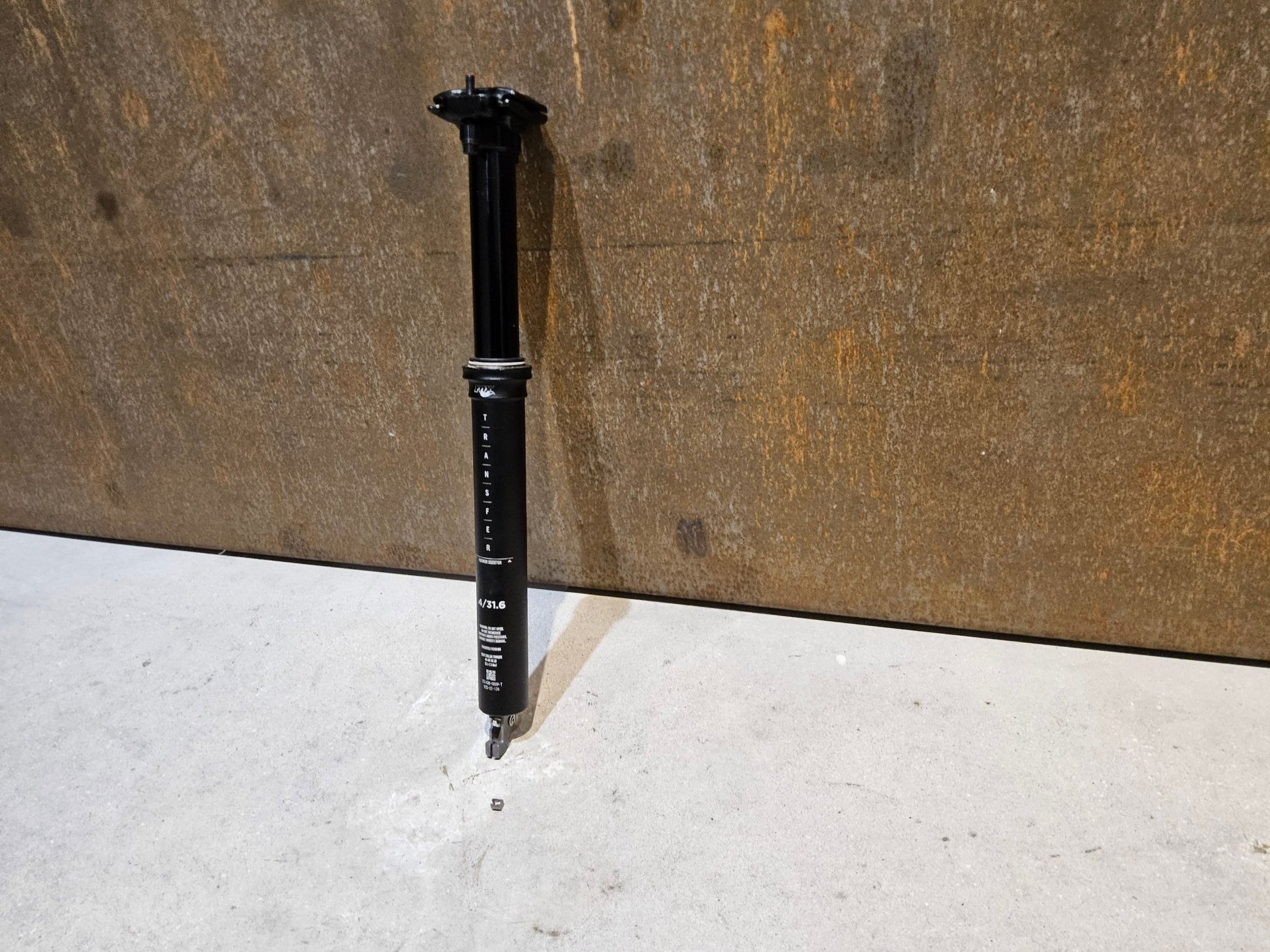 Sattelstütze von Fox, FOX TRANSFER DROPPER POST SATTELSTÜTZE 31,6MM 100MM HUB vor USEDBIKES - OB.DE Hintergrund