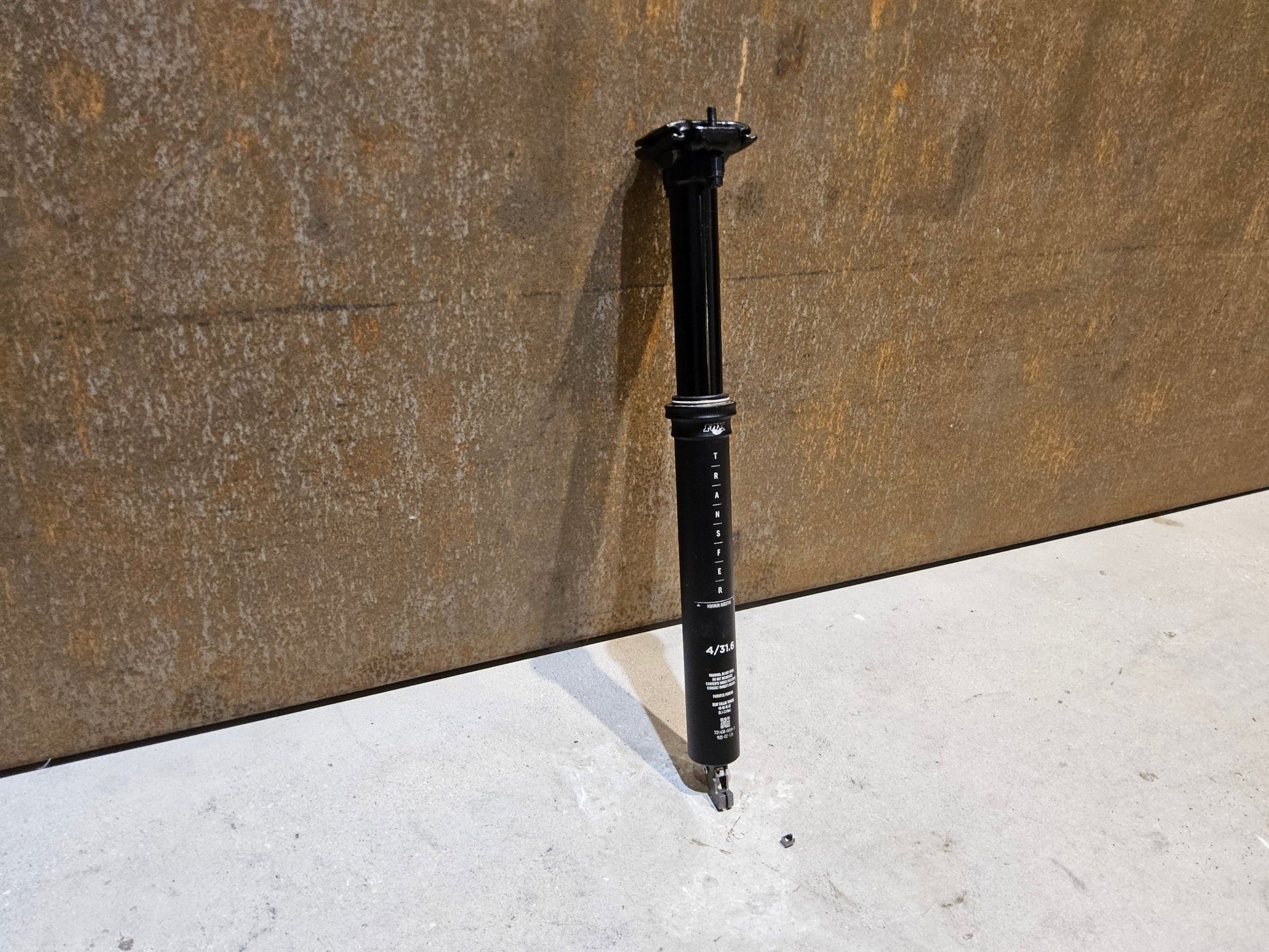 Sattelstütze von Fox, FOX TRANSFER DROPPER POST SATTELSTÜTZE 31,6MM 100MM HUB vor USEDBIKES - OB.DE Hintergrund