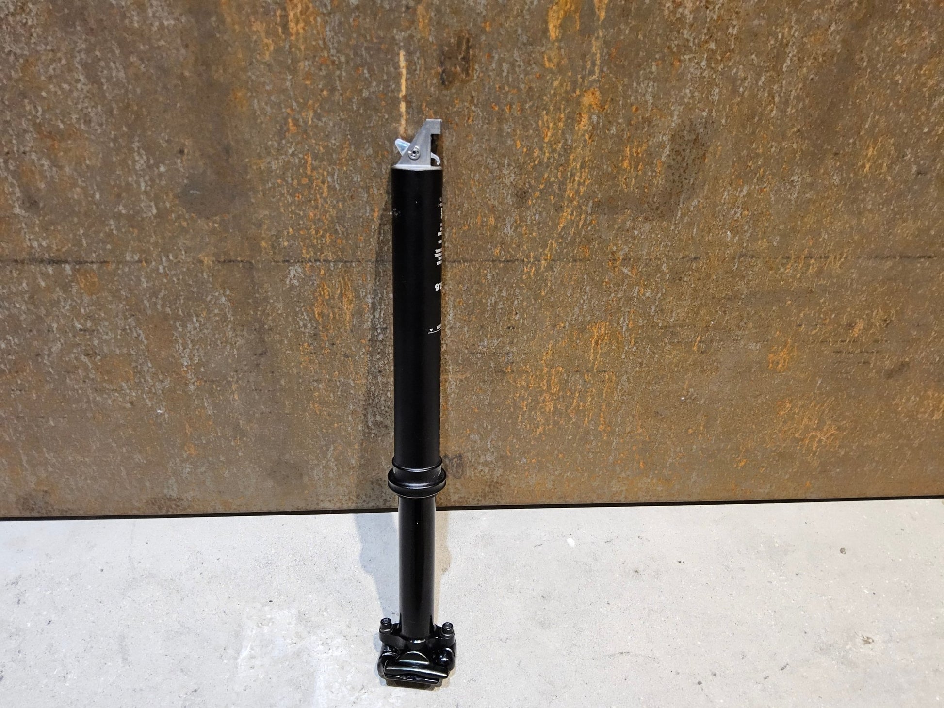 Sattelstütze von Fox, FOX TRANSFER DROPPER POST SATTELSTÜTZE 31,6MM 100MM HUB vor USEDBIKES - OB.DE Hintergrund